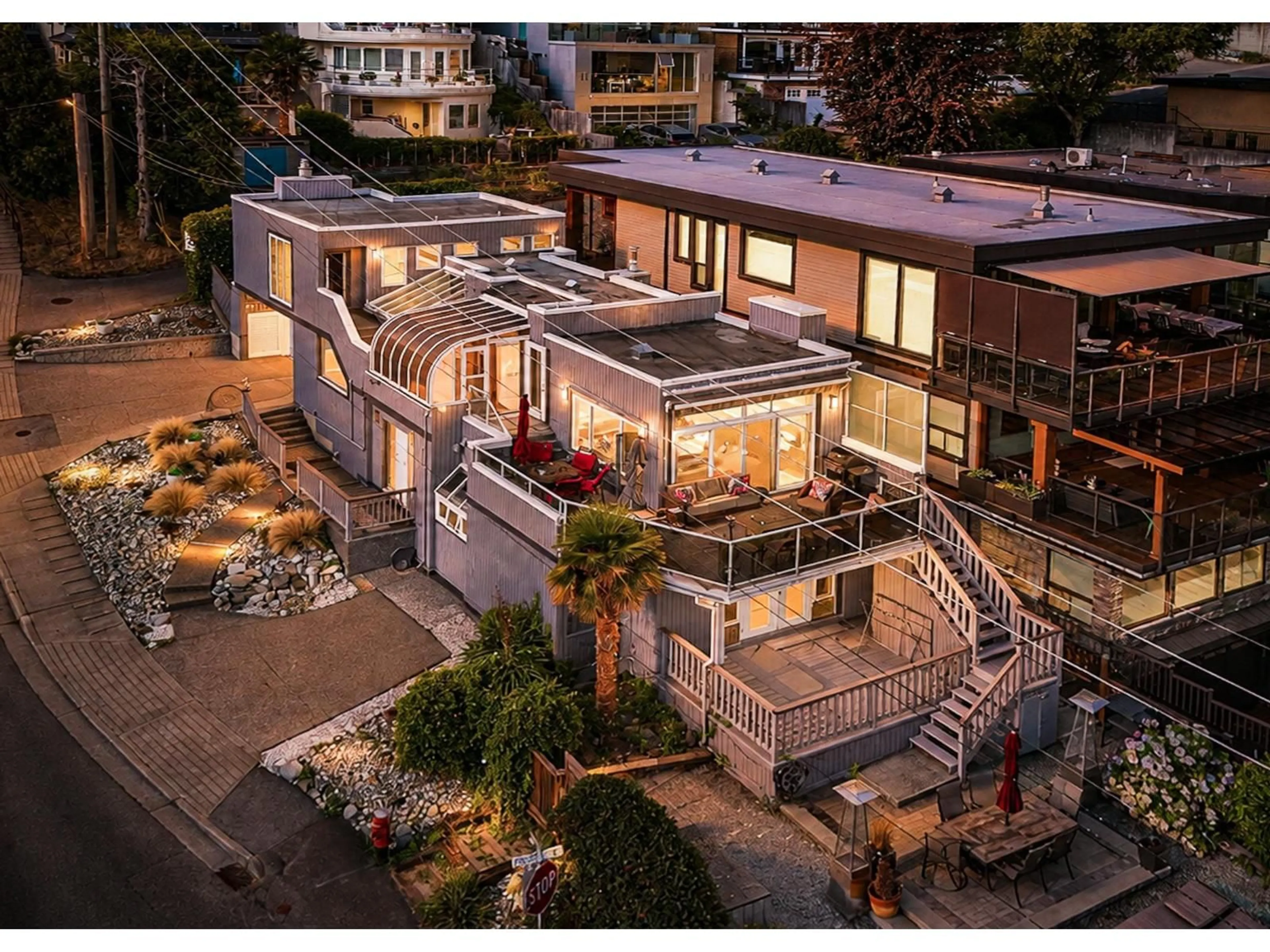 A pic from outside/outdoor area/front of a property/back of a property/a pic from drone, street for 1246 OXFORD STREET, White Rock British Columbia V4B5G8