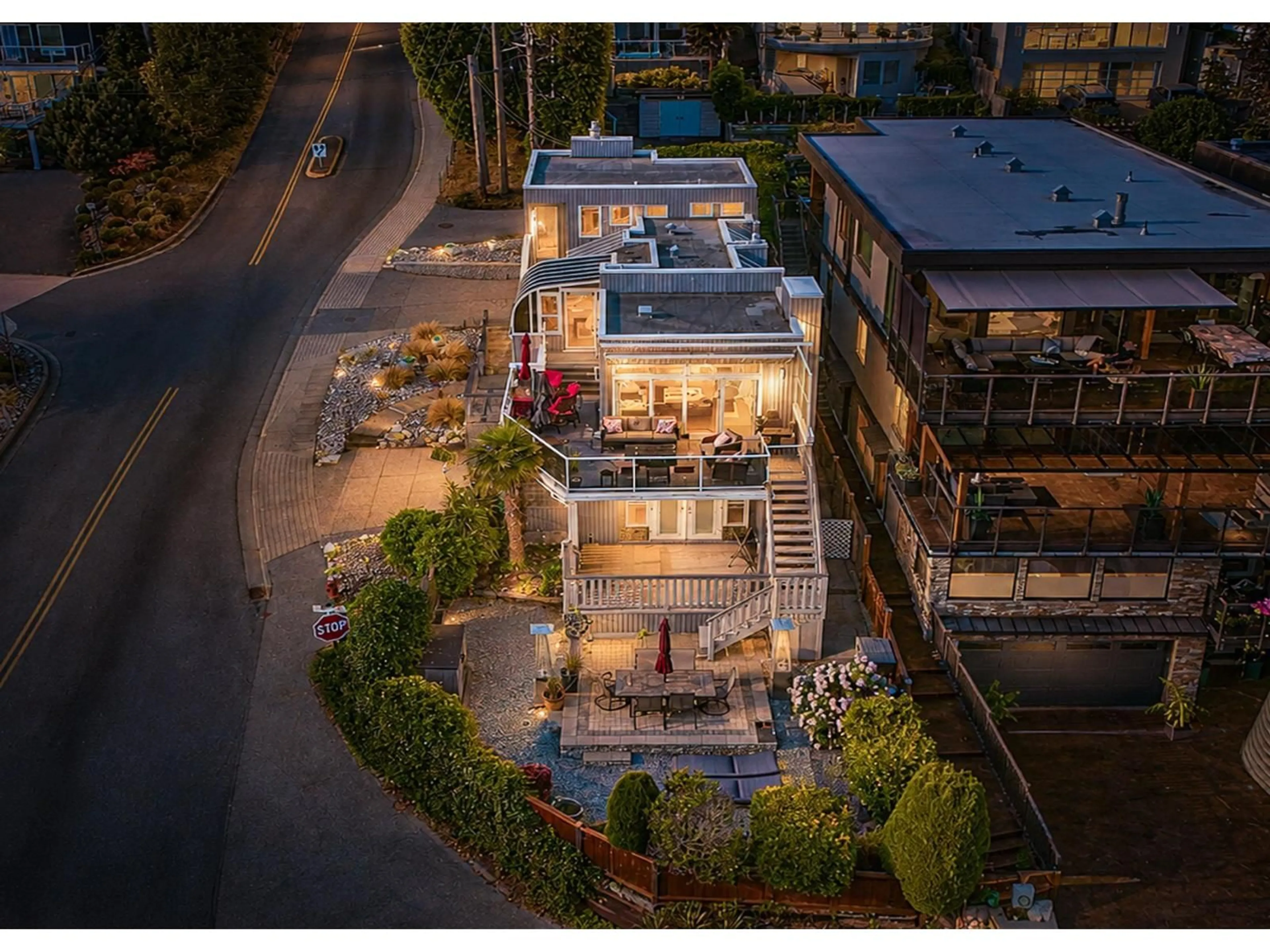 A pic from outside/outdoor area/front of a property/back of a property/a pic from drone, unknown for 1246 OXFORD STREET, White Rock British Columbia V4B5G8