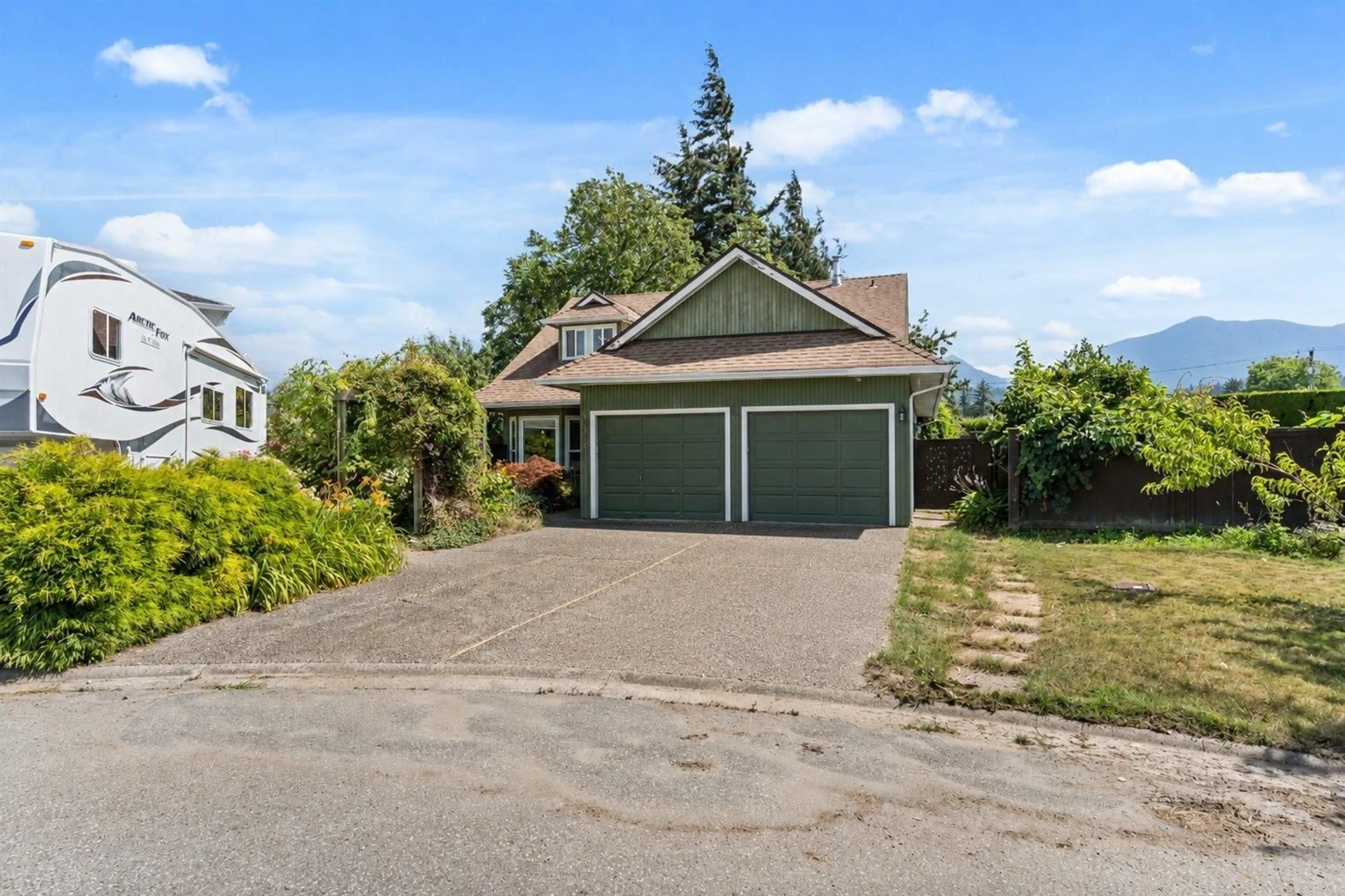 A pic from outside/outdoor area/front of a property/back of a property/a pic from drone, street for 46003 IVY AVENUE, Chilliwack British Columbia V2R2C5