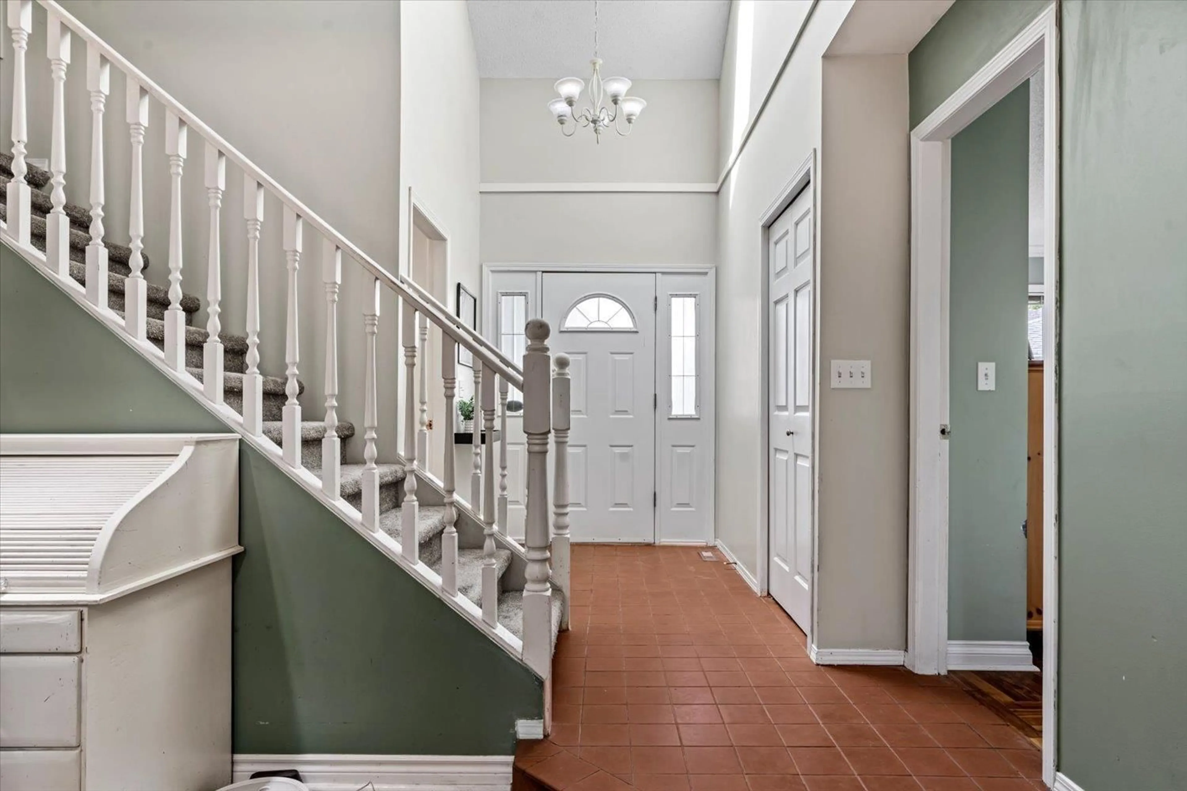 Indoor foyer for 46003 IVY AVENUE, Chilliwack British Columbia V2R2C5