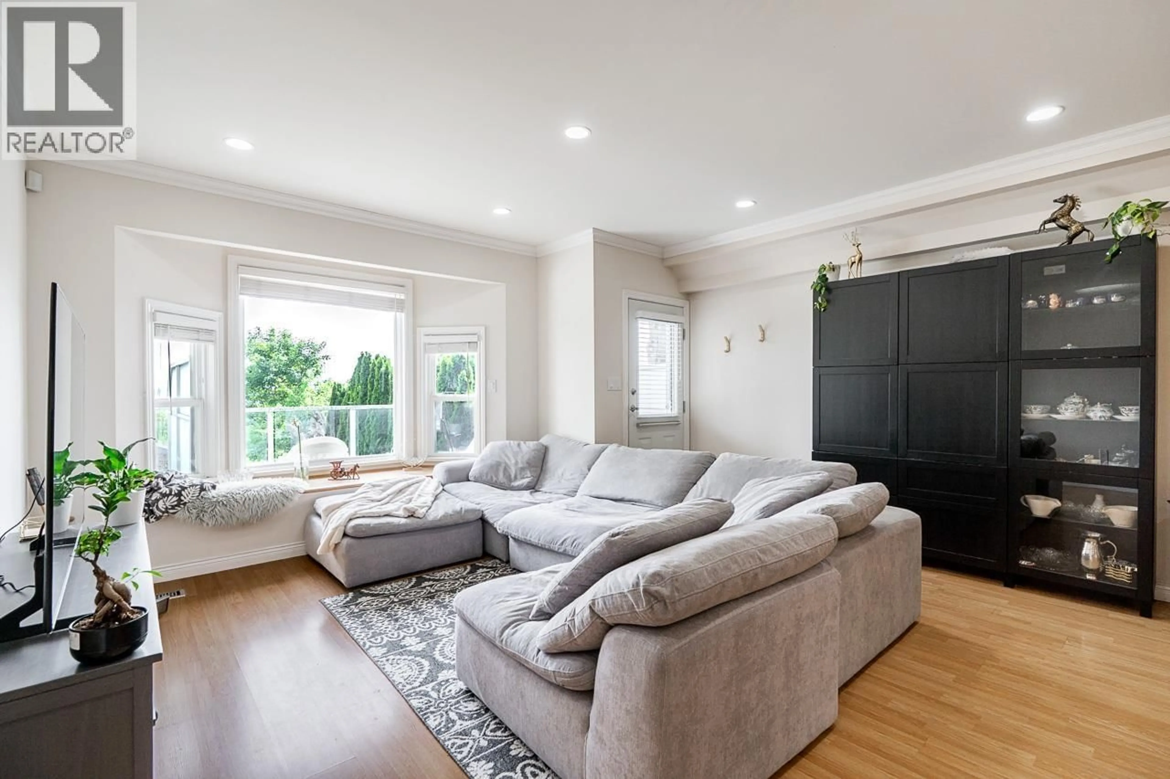Living room with furniture, unknown for 1124 ROCHESTER AVENUE, Coquitlam British Columbia V3K2X4