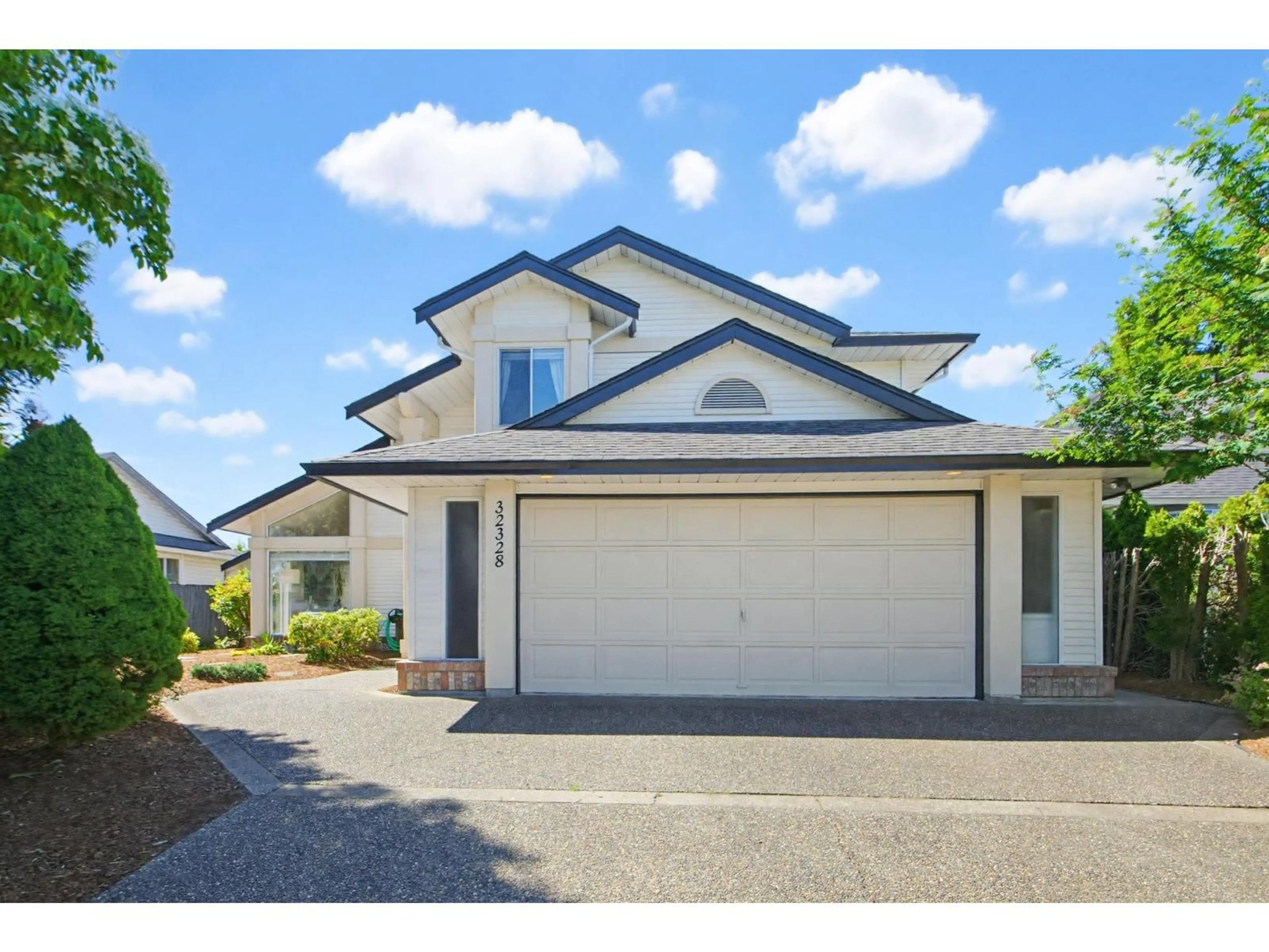 A pic from outside/outdoor area/front of a property/back of a property/a pic from drone, street for 32328 SLOCAN DRIVE, Abbotsford British Columbia V2T5C9