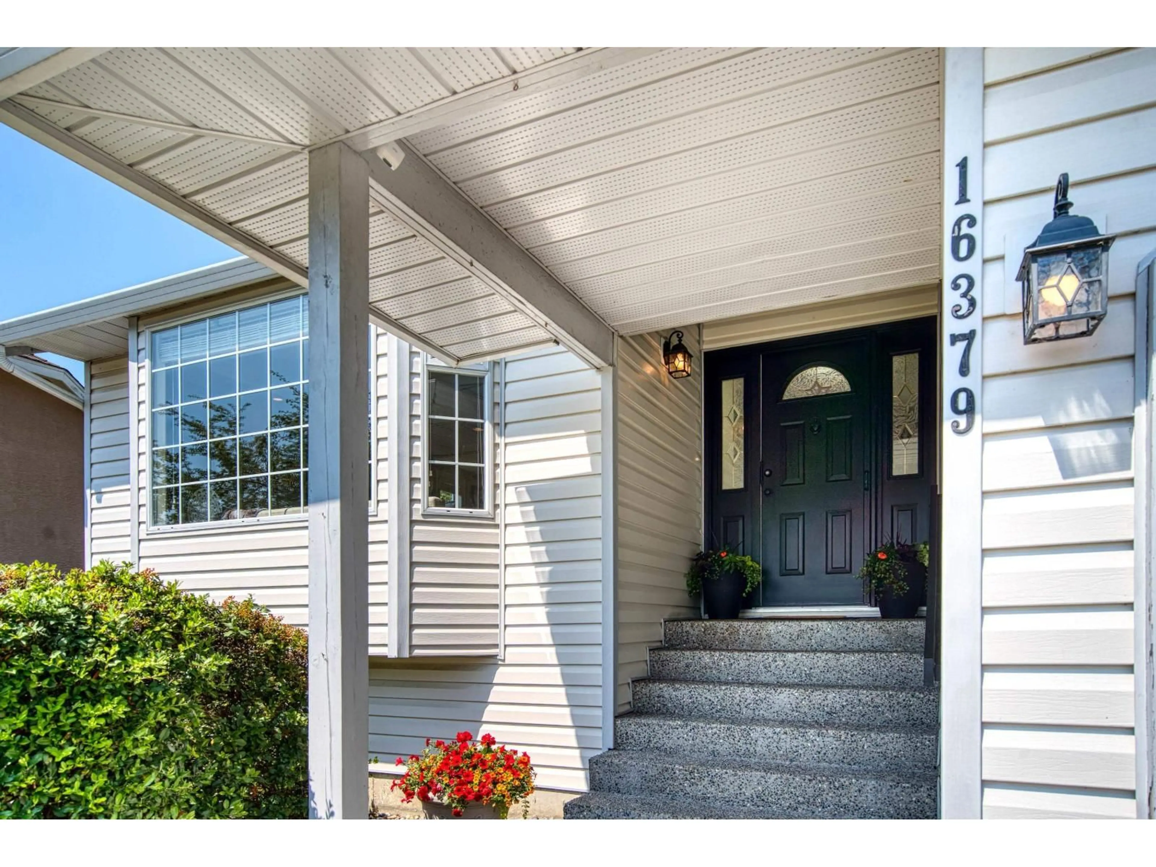 Indoor entryway for 16379 9 AVENUE, Surrey British Columbia V4A9B5