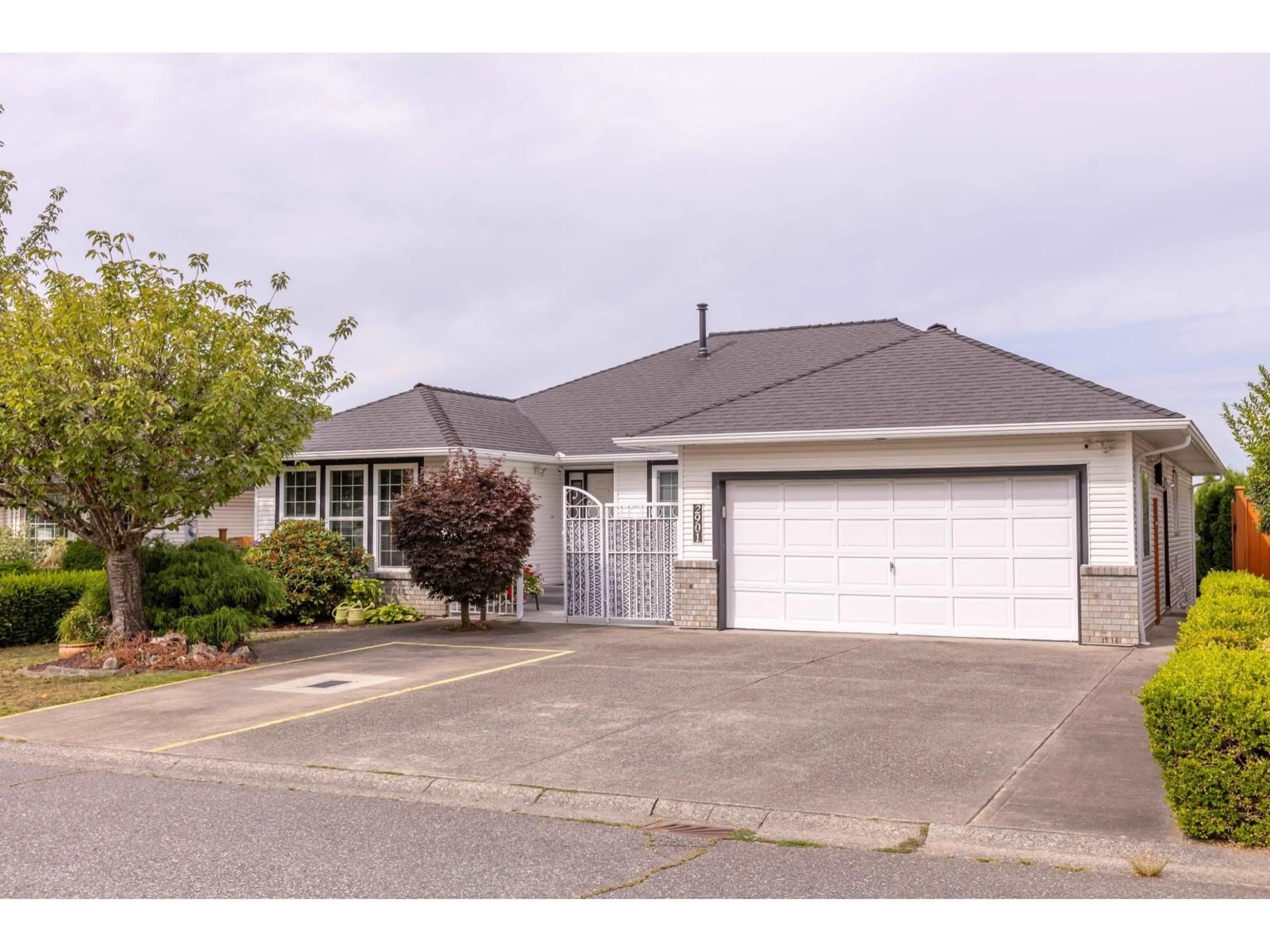 Home with vinyl exterior material, street for 2901 SOUTHERN PLACE, Abbotsford British Columbia V2T5H7