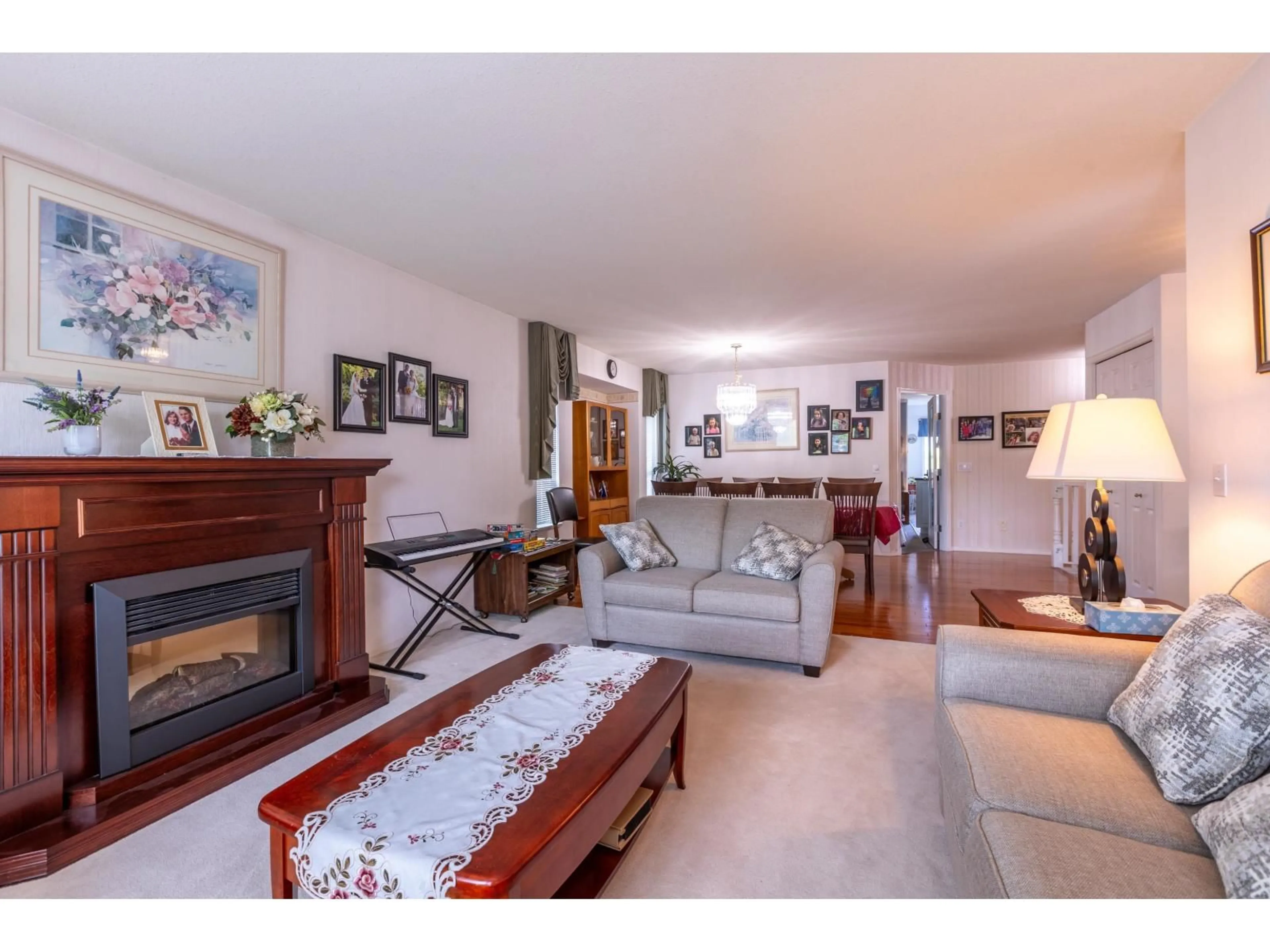 Living room with furniture, wood/laminate floor for 2901 SOUTHERN PLACE, Abbotsford British Columbia V2T5H7