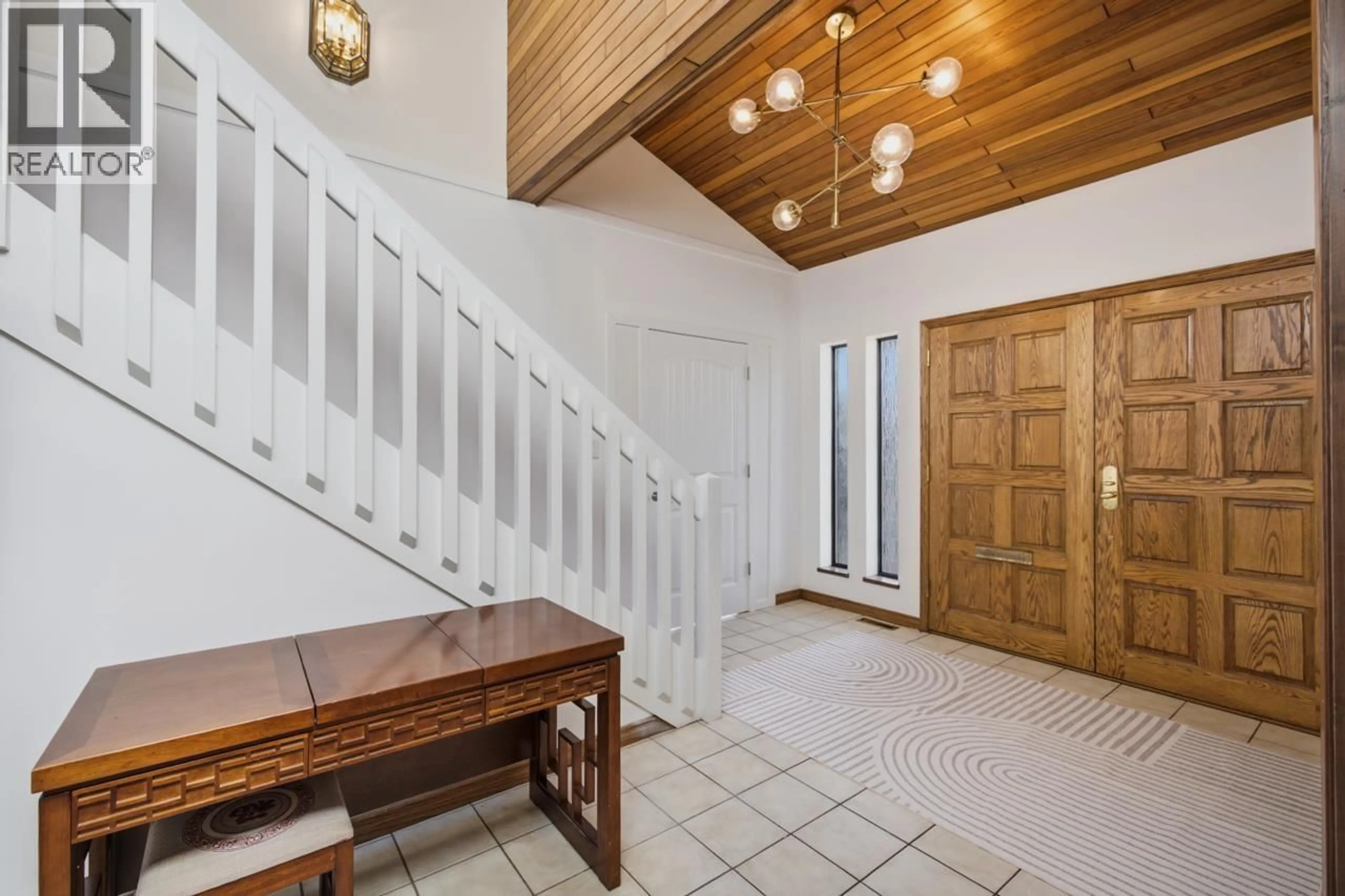 Indoor foyer for 2008 BLAIRVIEW AVENUE, North Vancouver British Columbia V7H2N4