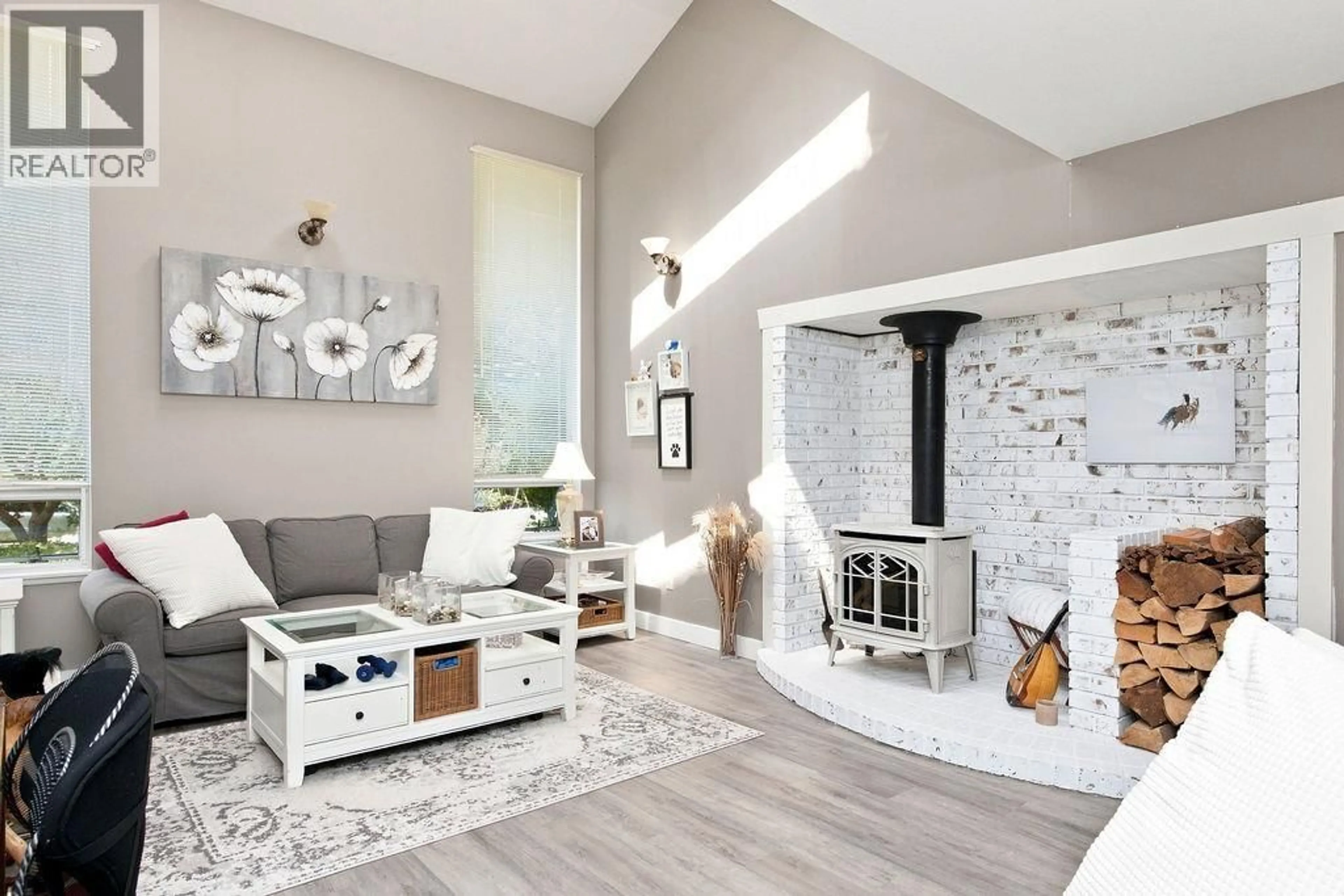 Living room with furniture, ceramic/tile floor for 216 GRANDVIEW HEIGHTS ROAD, Gibsons British Columbia V0N1V3