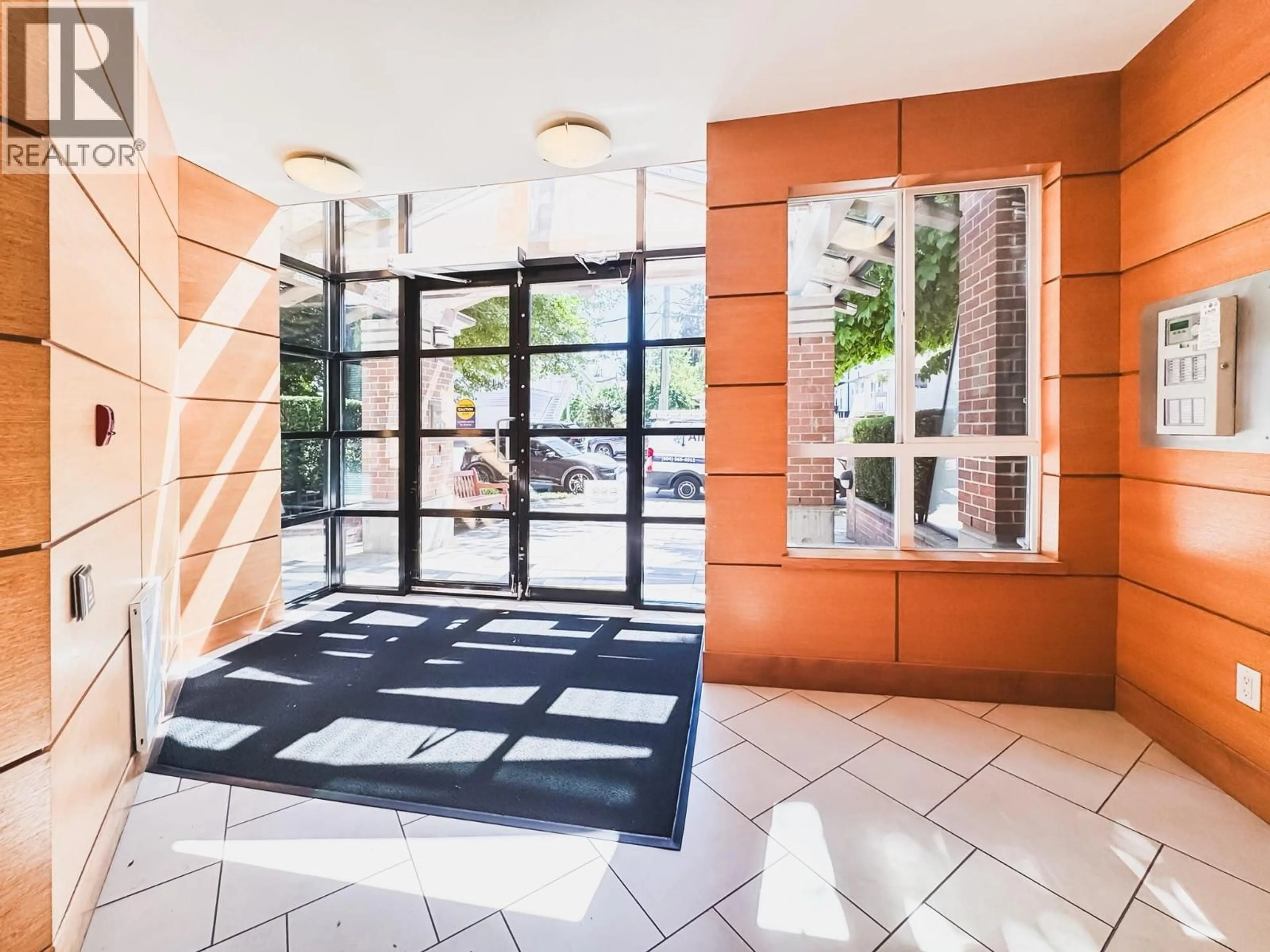Indoor foyer for 210 - 3651 FOSTER AVENUE, Vancouver British Columbia V5R0A2