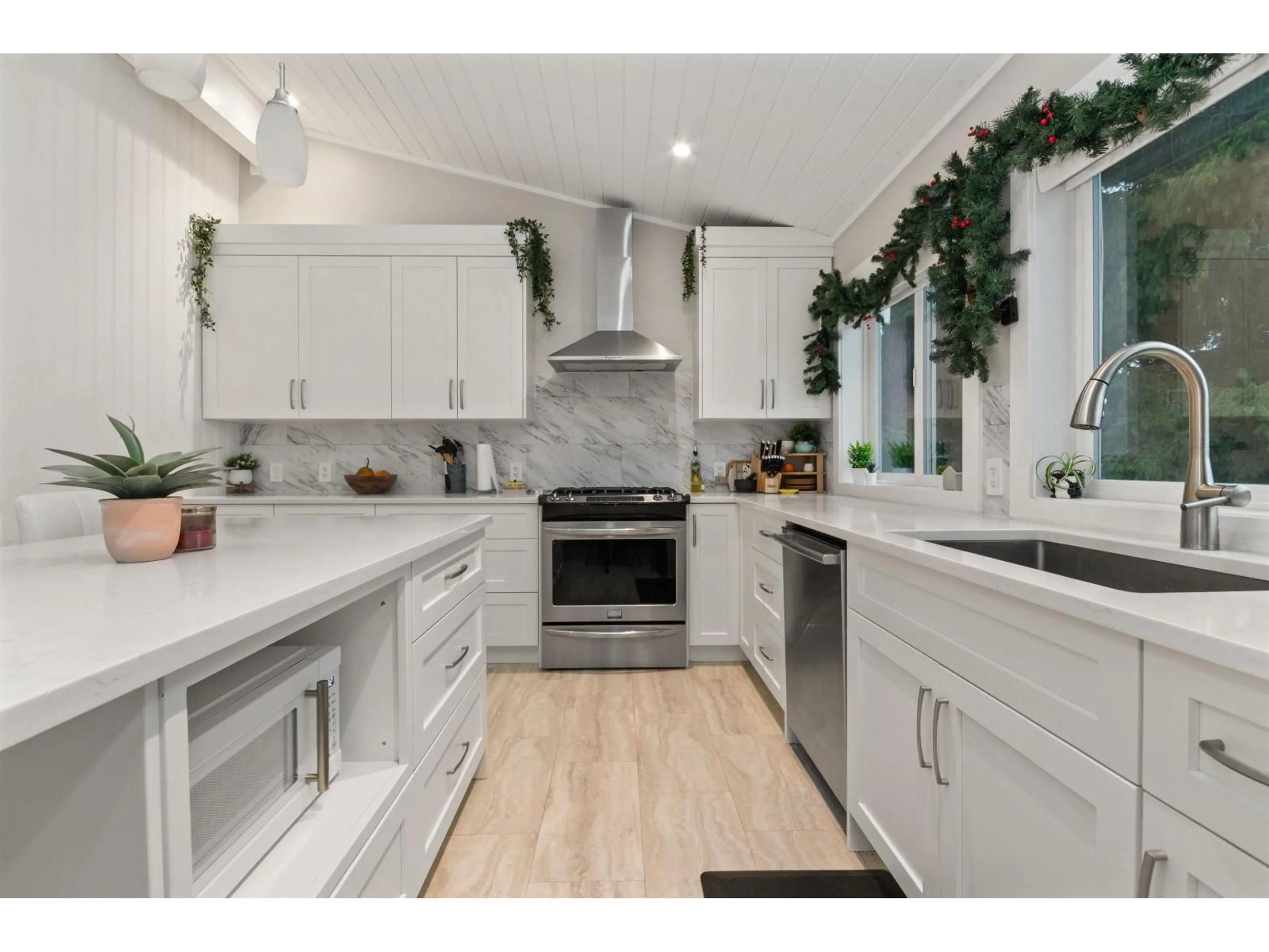 Open concept kitchen, unknown for 46022 CLARKE DRIVE, Chilliwack British Columbia V2P3N6