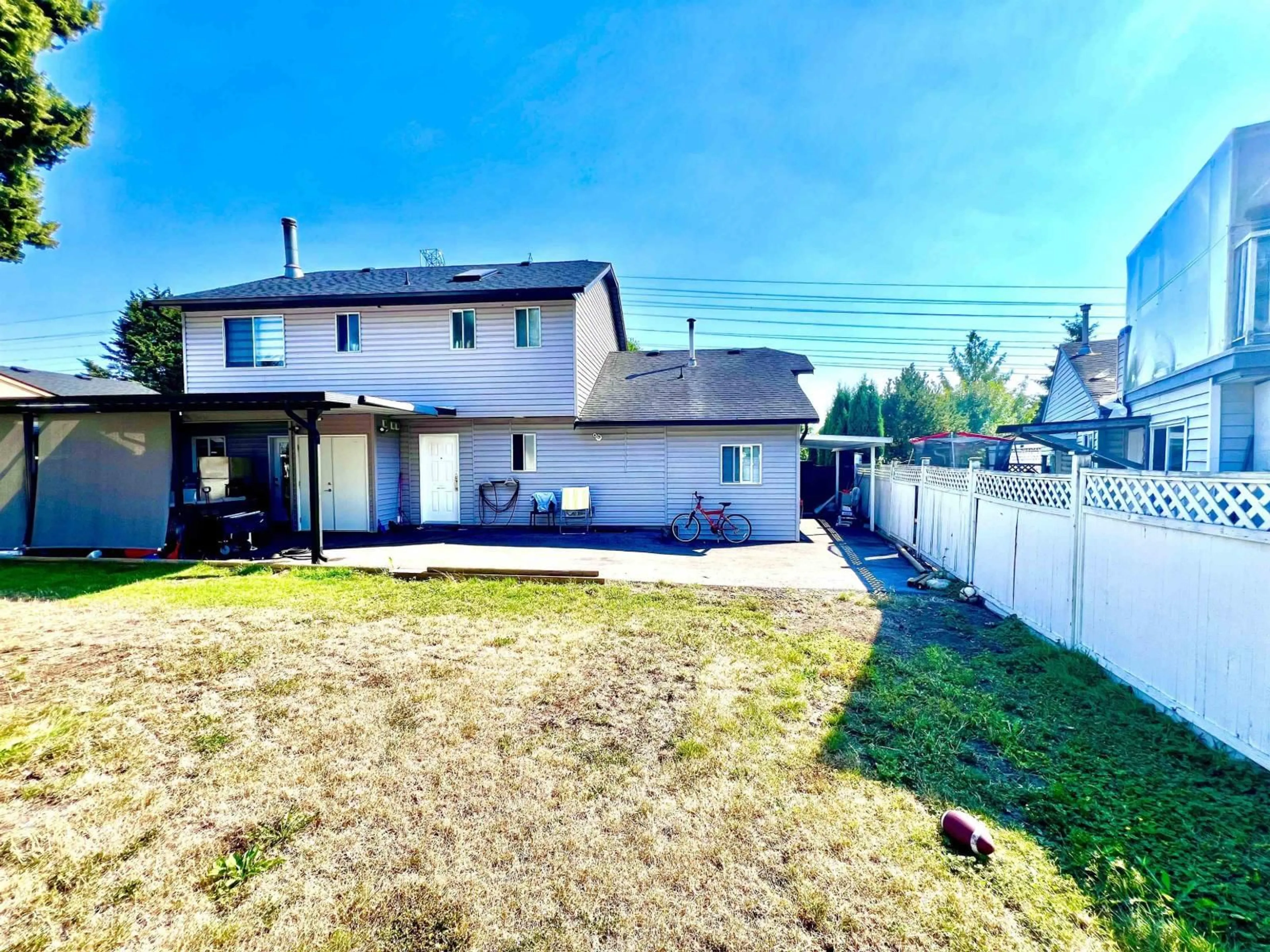 A pic from outside/outdoor area/front of a property/back of a property/a pic from drone, street for 7376 123 STREET, Surrey British Columbia V3W5S3
