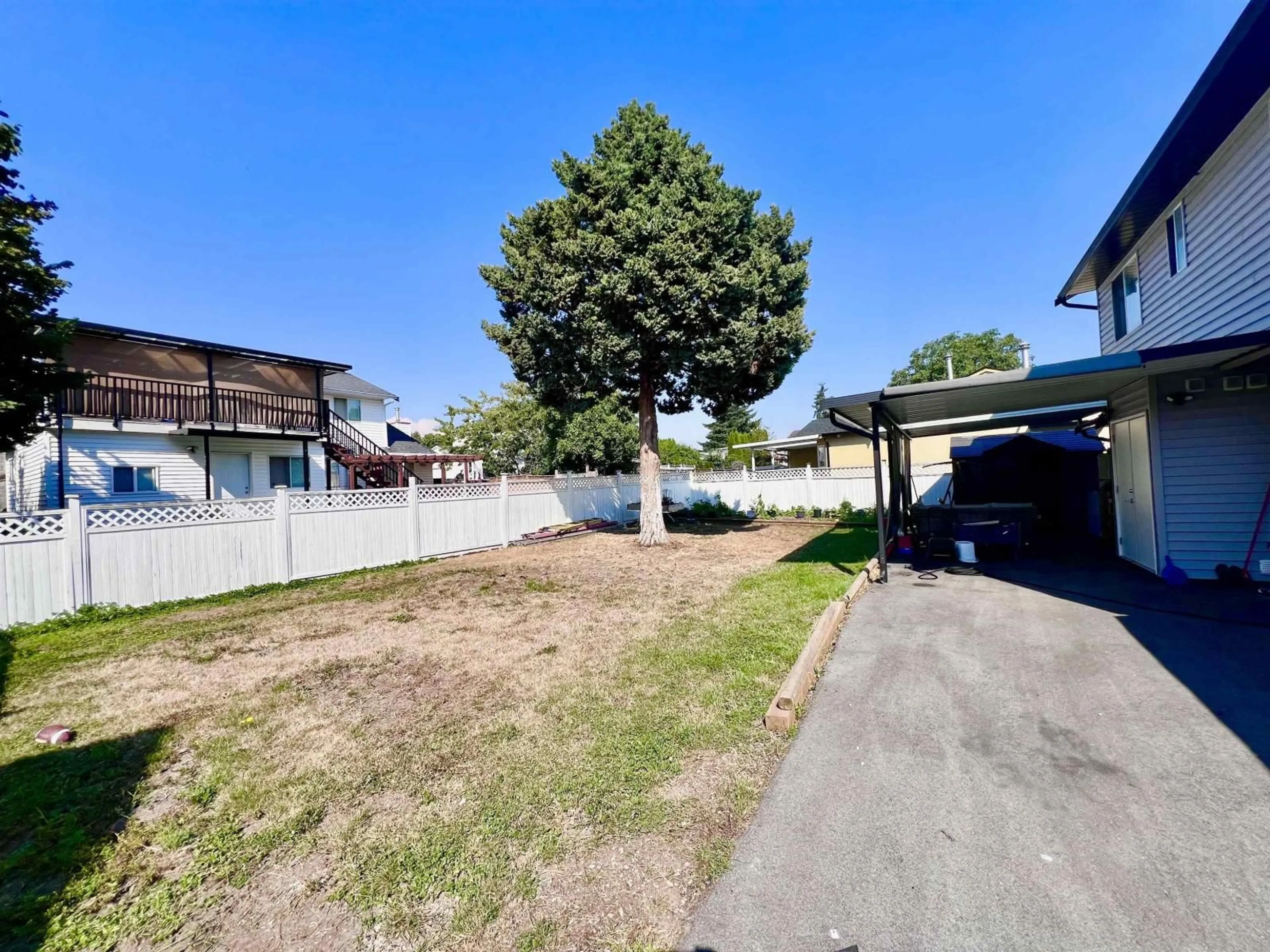 A pic from outside/outdoor area/front of a property/back of a property/a pic from drone, street for 7376 123 STREET, Surrey British Columbia V3W5S3