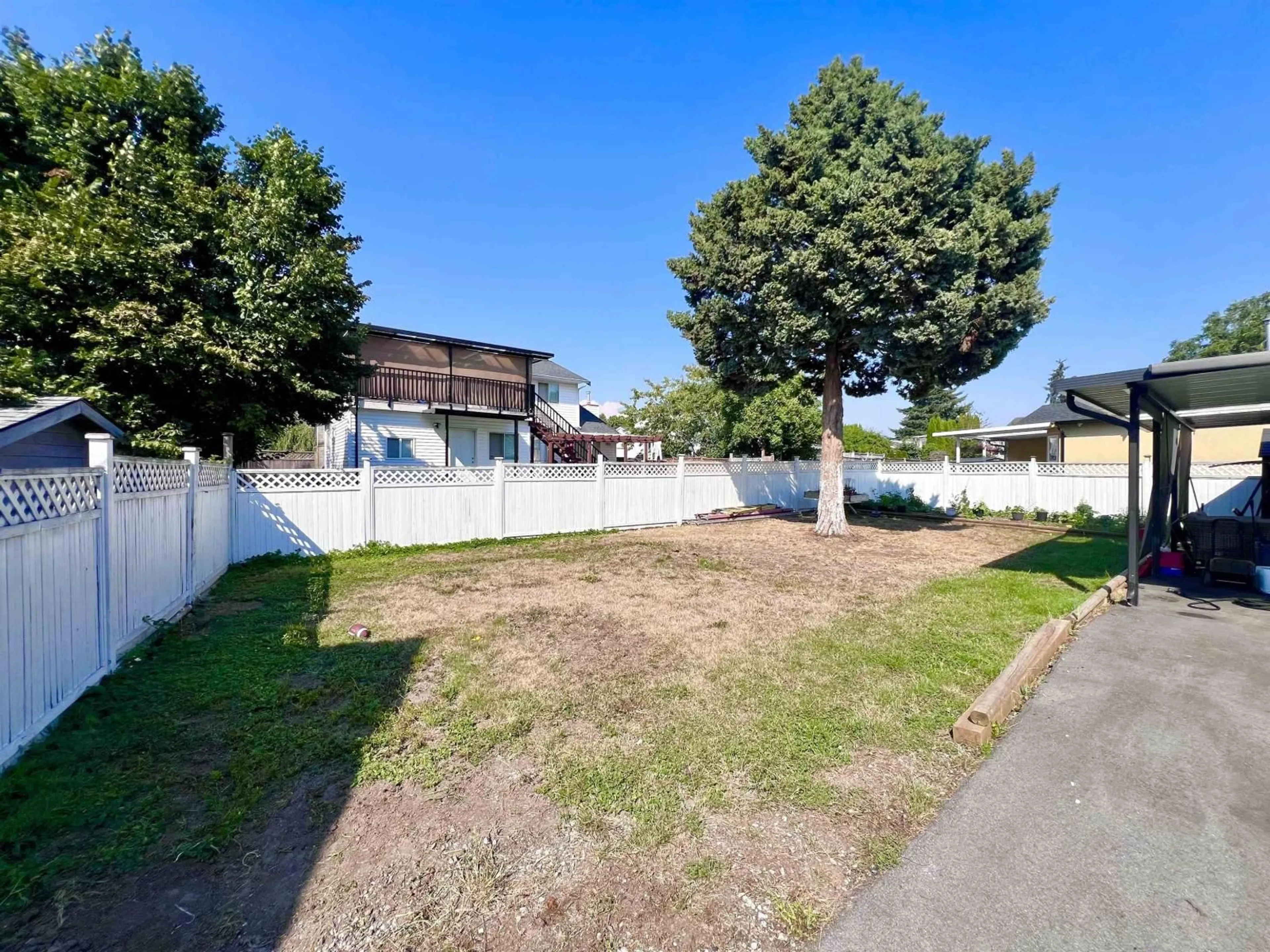 A pic from outside/outdoor area/front of a property/back of a property/a pic from drone, street for 7376 123 STREET, Surrey British Columbia V3W5S3