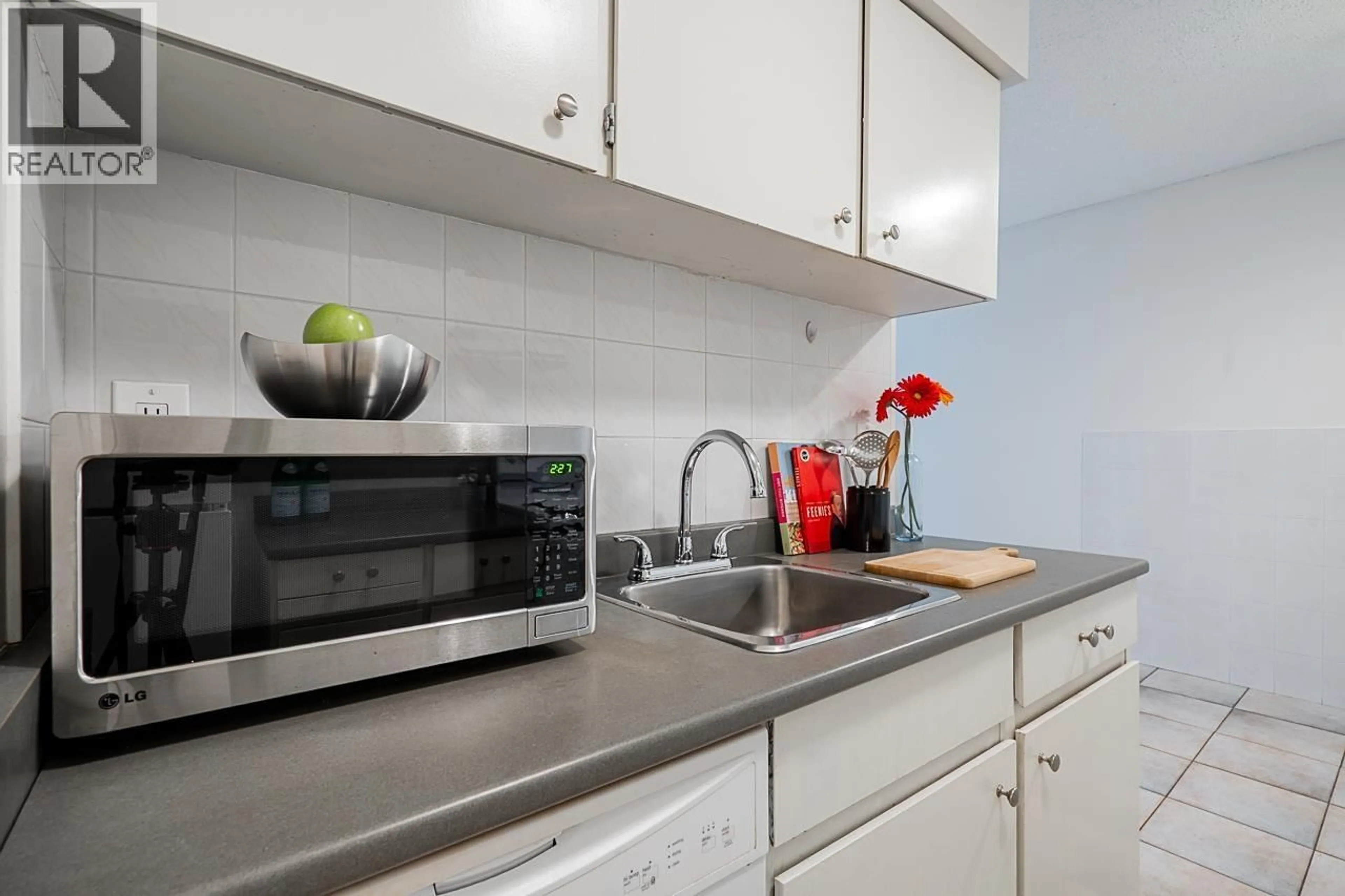 Standard kitchen, unknown for 506 - 9857 MANCHESTER DRIVE, Burnaby British Columbia V3N4P5