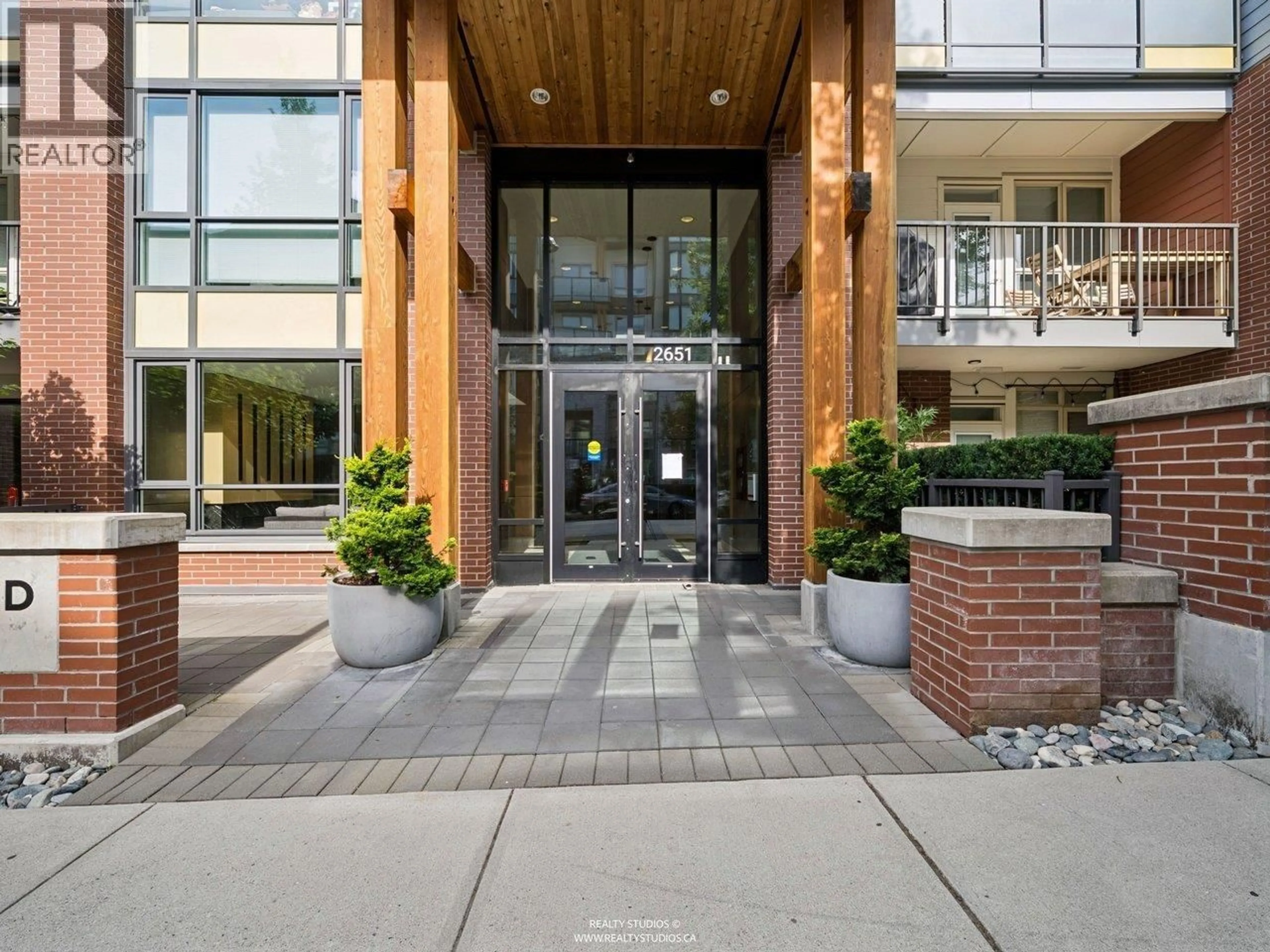 Indoor foyer for 213 - 2651 LIBRARY LANE, North Vancouver British Columbia V7J0C1