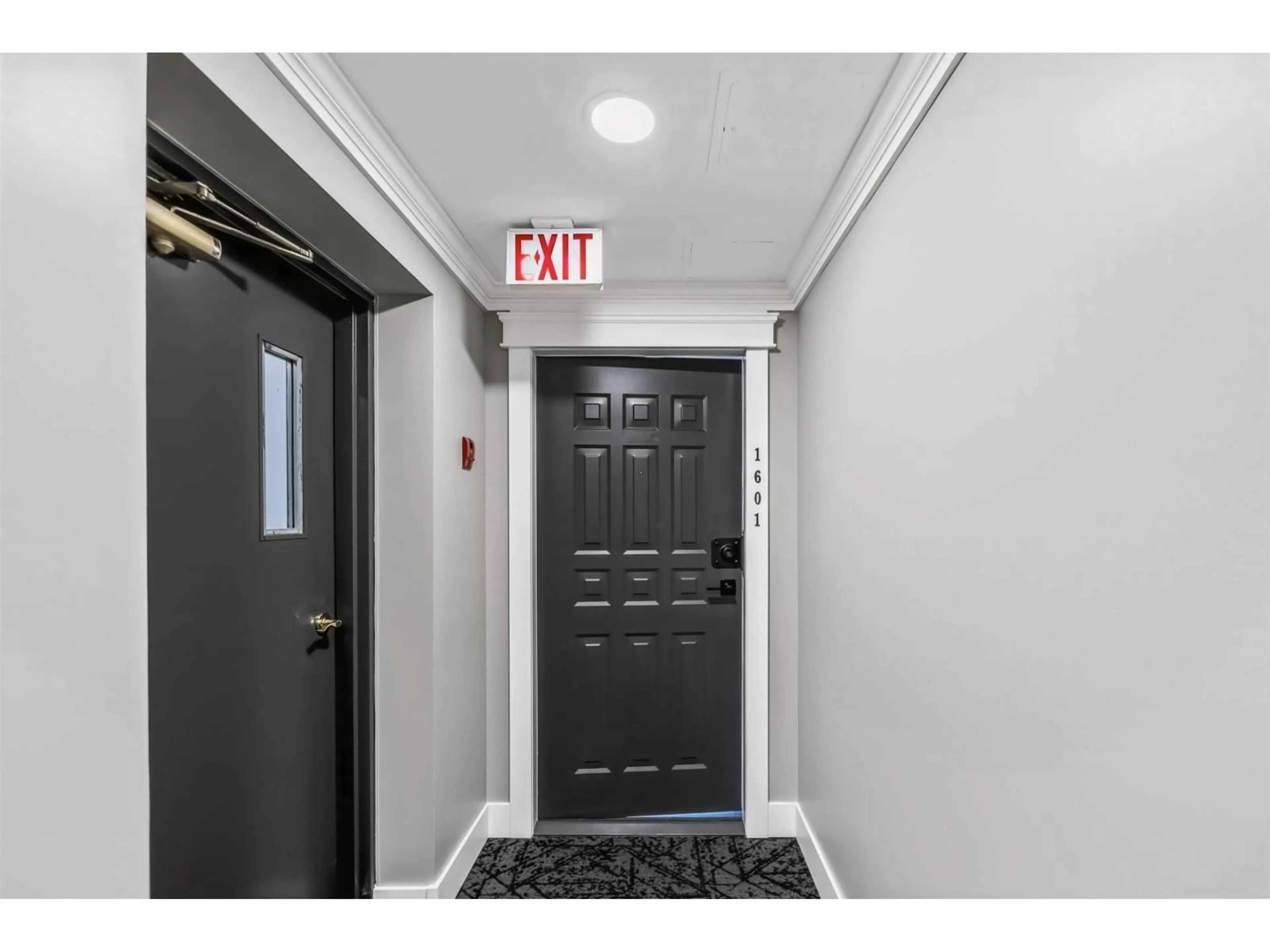 Indoor foyer for 1601 - 3190 GLADWIN ROAD, Abbotsford British Columbia V2T5T2