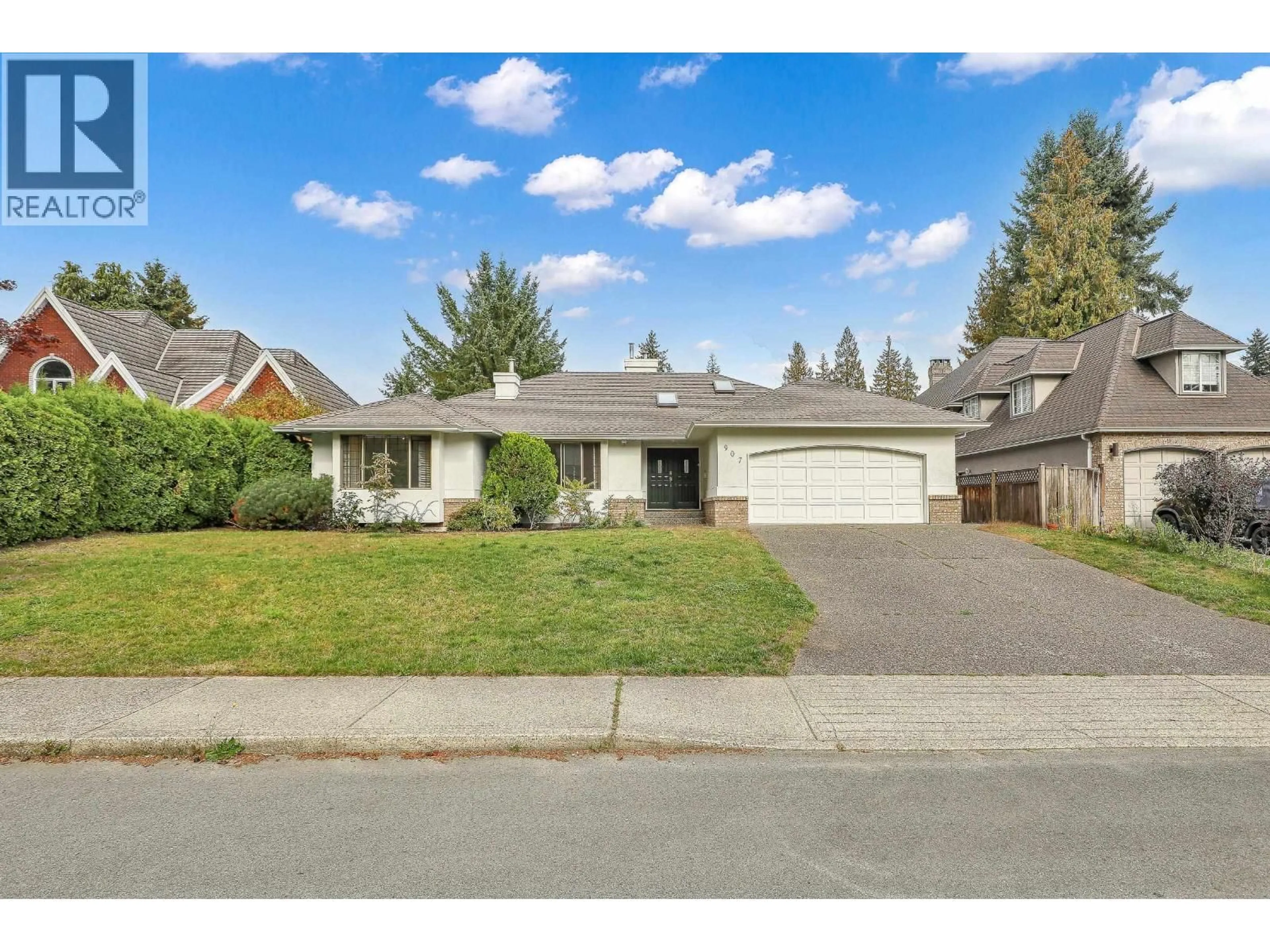 Home with vinyl exterior material, street for 907 SPRICE AVENUE, Coquitlam British Columbia V3J7M2