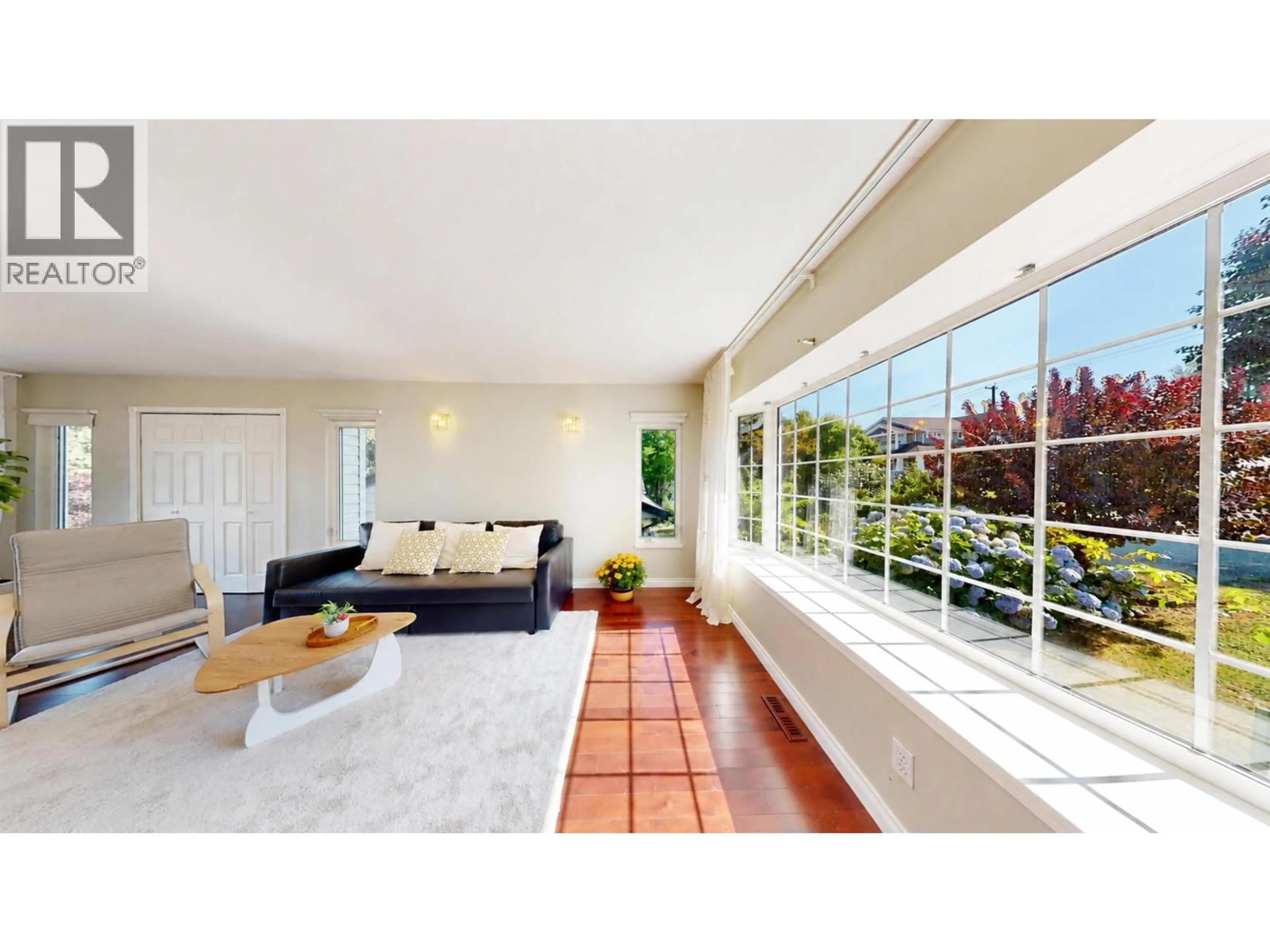 Living room with furniture, ceramic/tile floor for 823 BURNABY STREET, New Westminster British Columbia V3L4V8