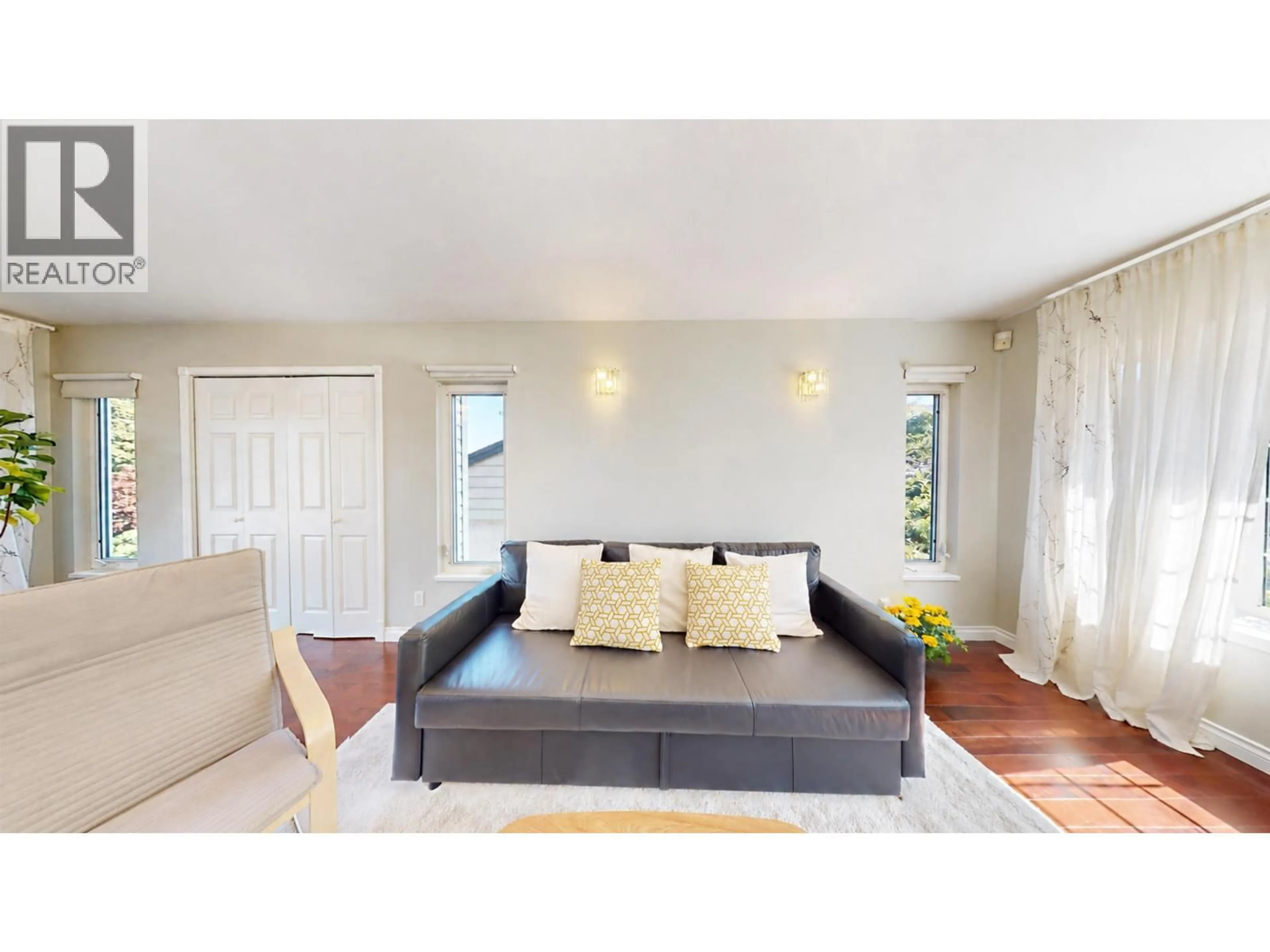 Living room with furniture, wood/laminate floor for 823 BURNABY STREET, New Westminster British Columbia V3L4V8