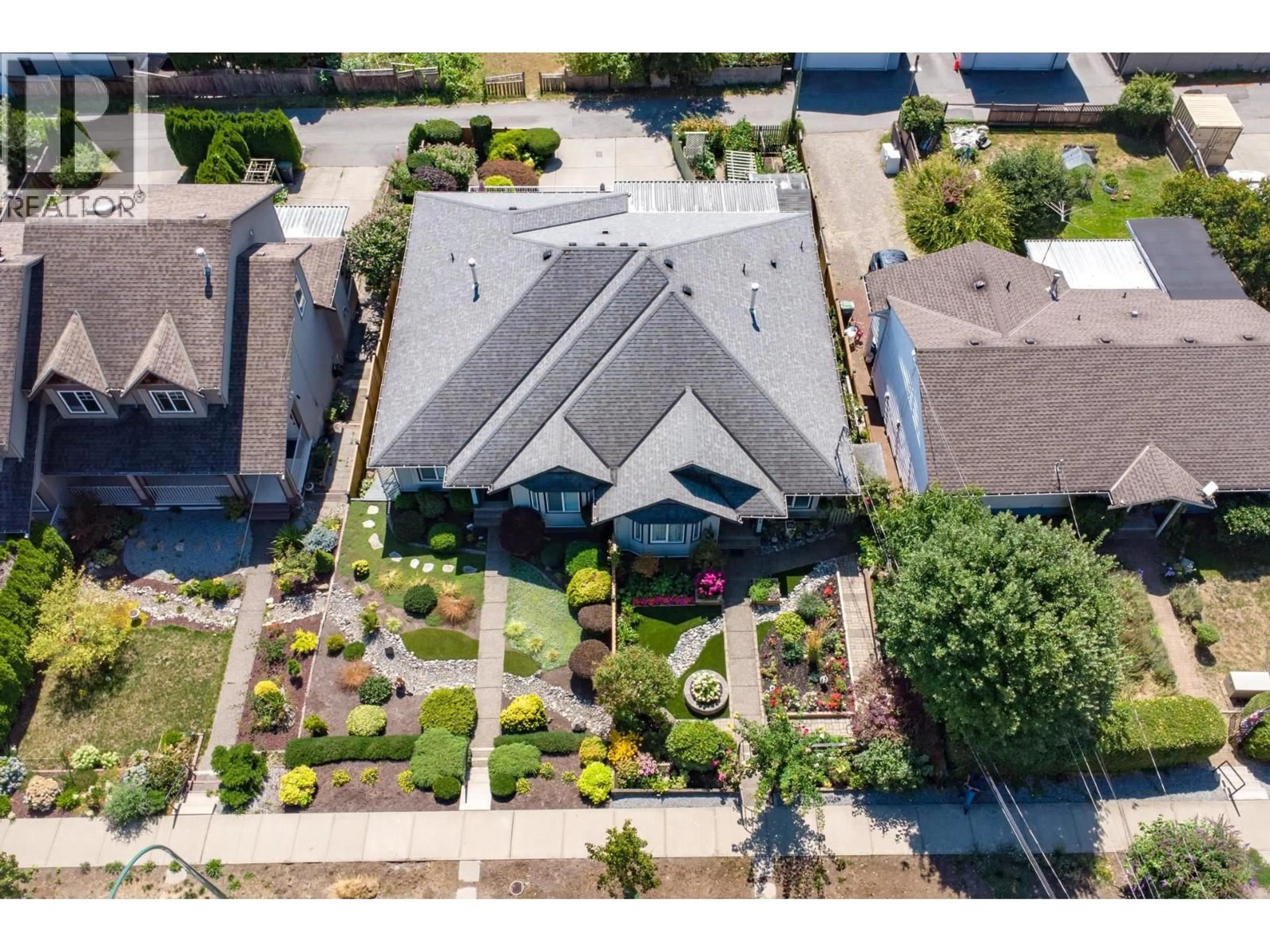 A pic from outside/outdoor area/front of a property/back of a property/a pic from drone, street for 1056 WALLS AVENUE, Coquitlam British Columbia V3K2T7