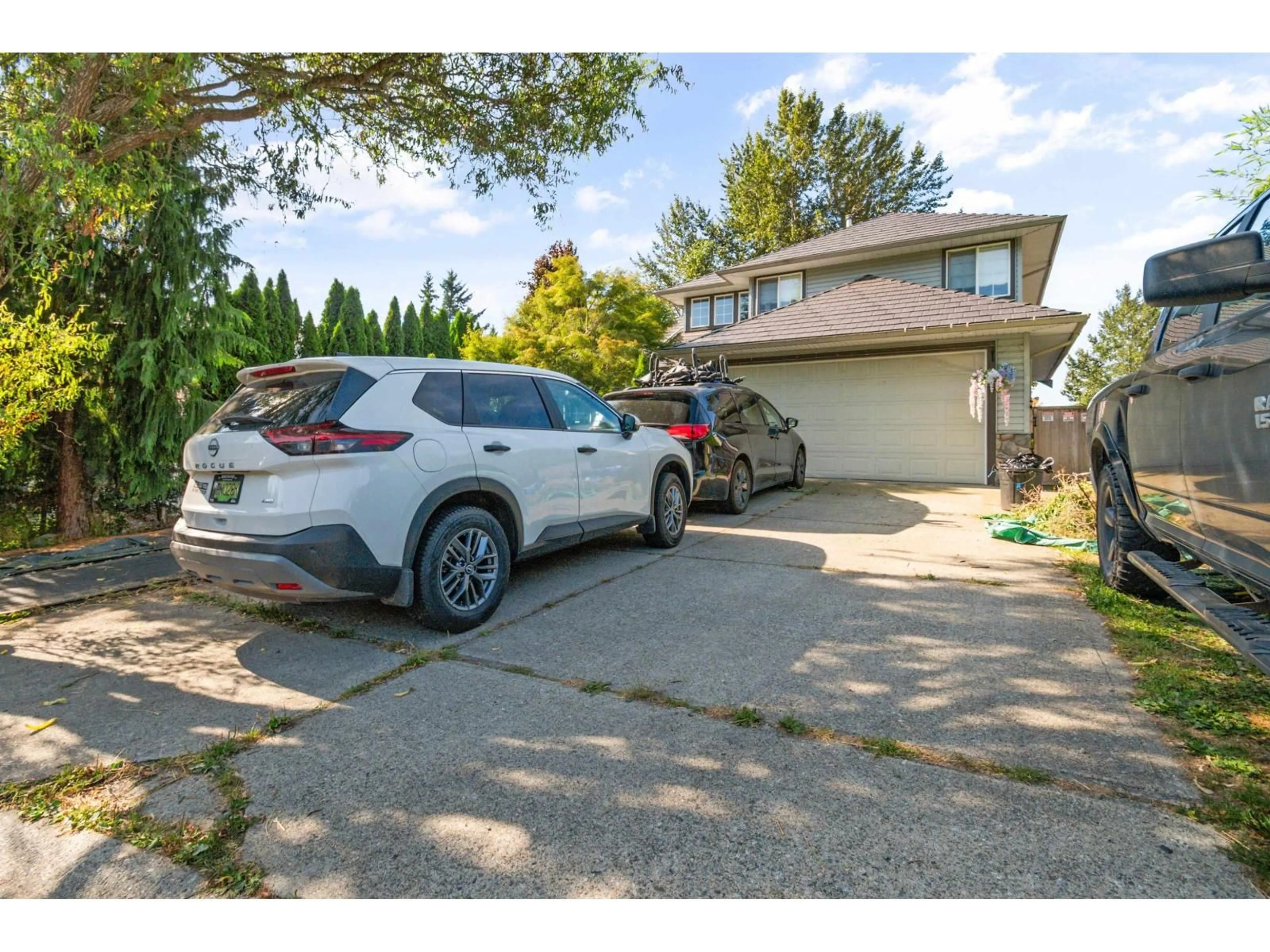 A pic from outside/outdoor area/front of a property/back of a property/a pic from drone, street for 33852 KNIGHT AVENUE, Mission British Columbia V2V7B6
