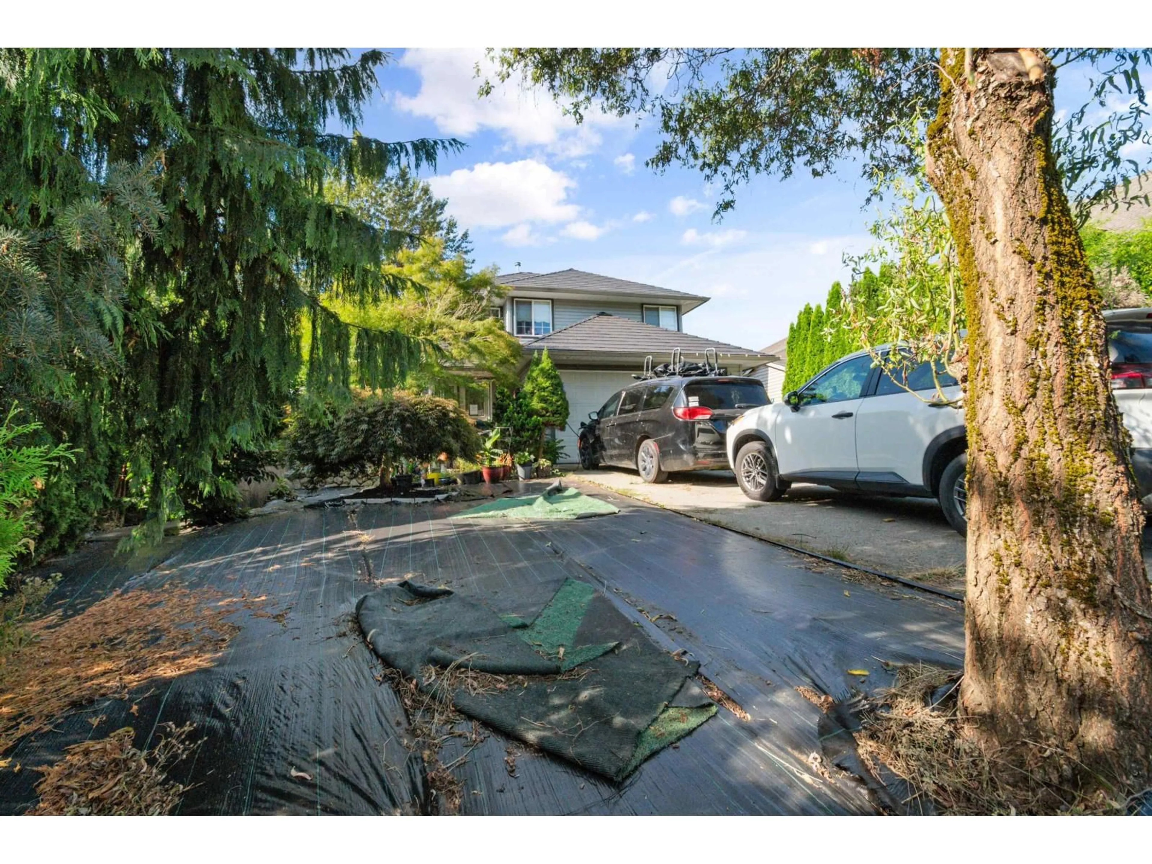 A pic from outside/outdoor area/front of a property/back of a property/a pic from drone, street for 33852 KNIGHT AVENUE, Mission British Columbia V2V7B6