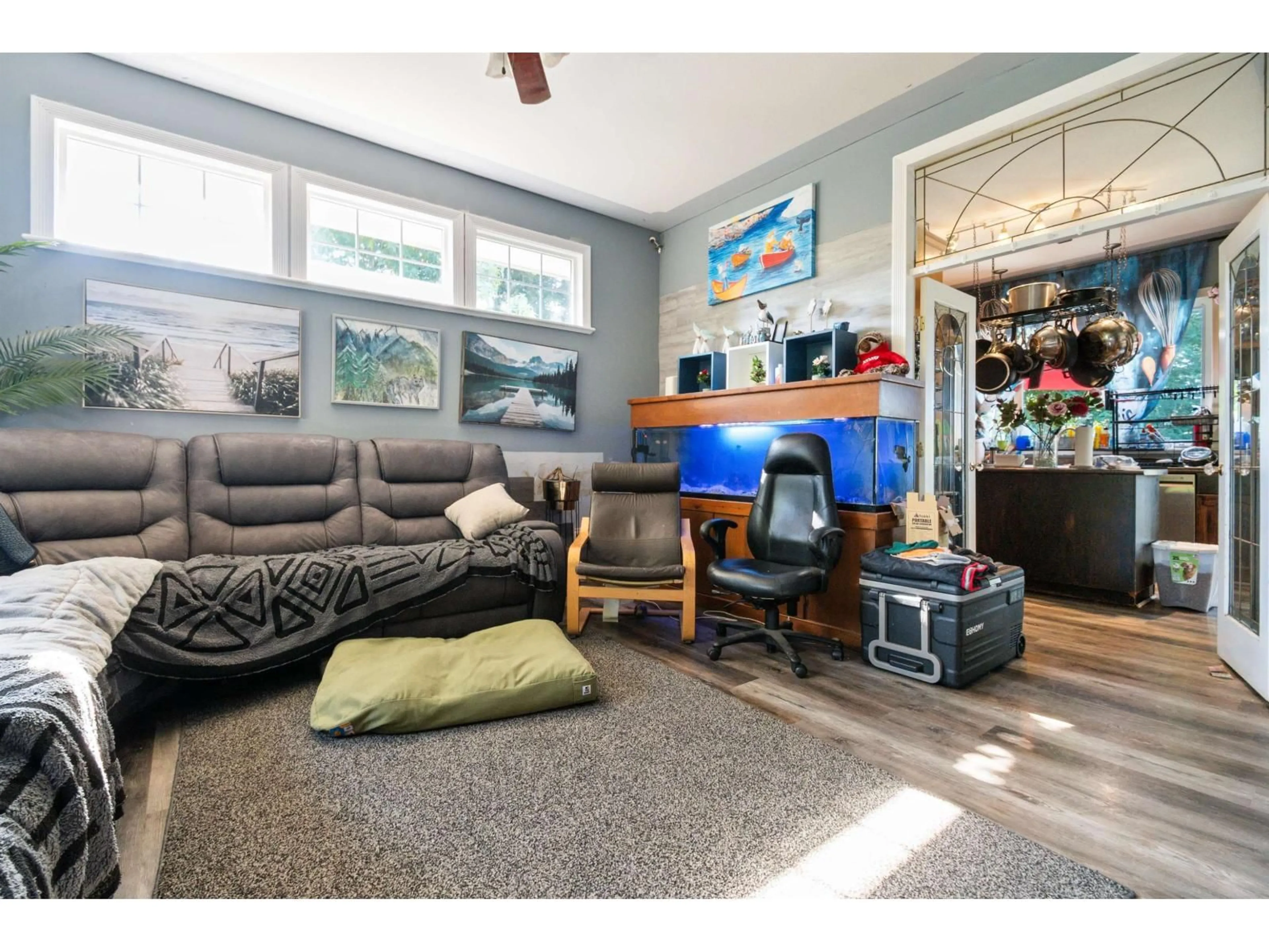 Living room with furniture, wood/laminate floor for 33852 KNIGHT AVENUE, Mission British Columbia V2V7B6