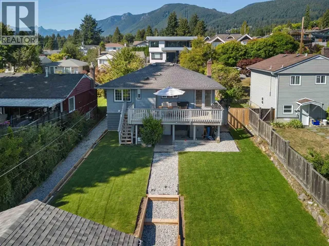 409 27TH STREET, North Vancouver 2