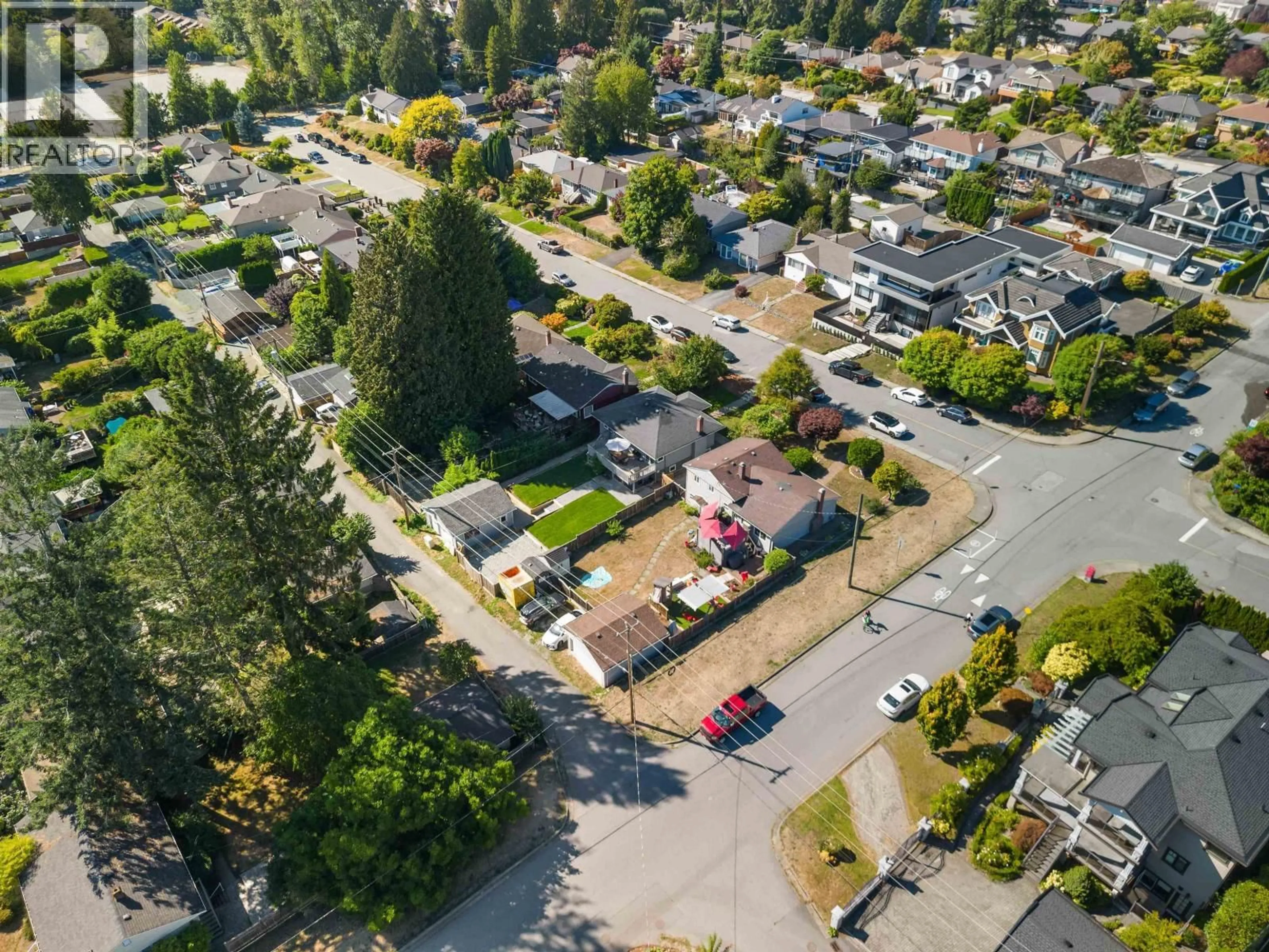 A pic from outside/outdoor area/front of a property/back of a property/a pic from drone, street for 409 27TH STREET, North Vancouver British Columbia V7N2H7