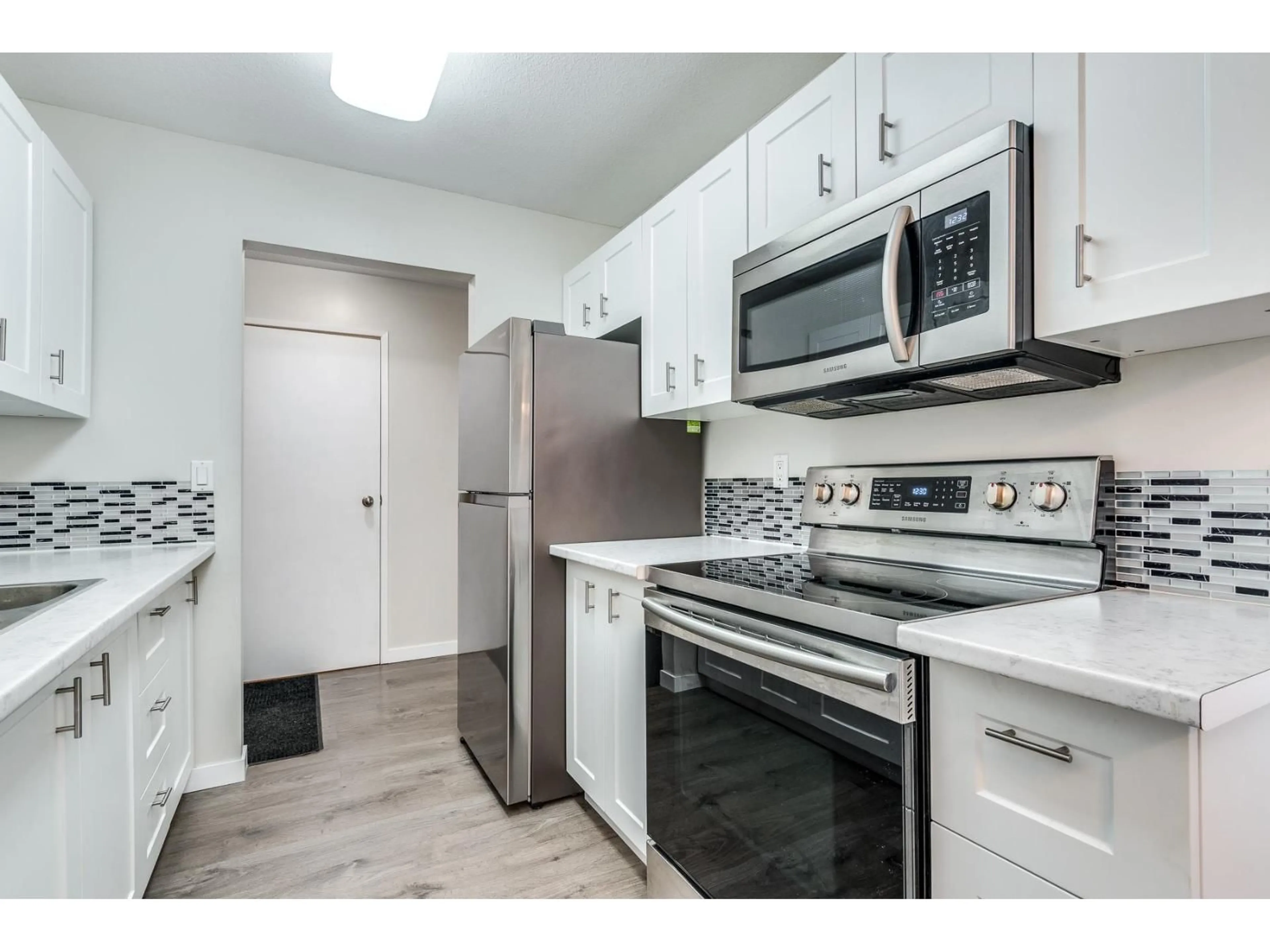 Standard kitchen, unknown for 105 - 2750 FULLER STREET, Abbotsford British Columbia V2S3K1