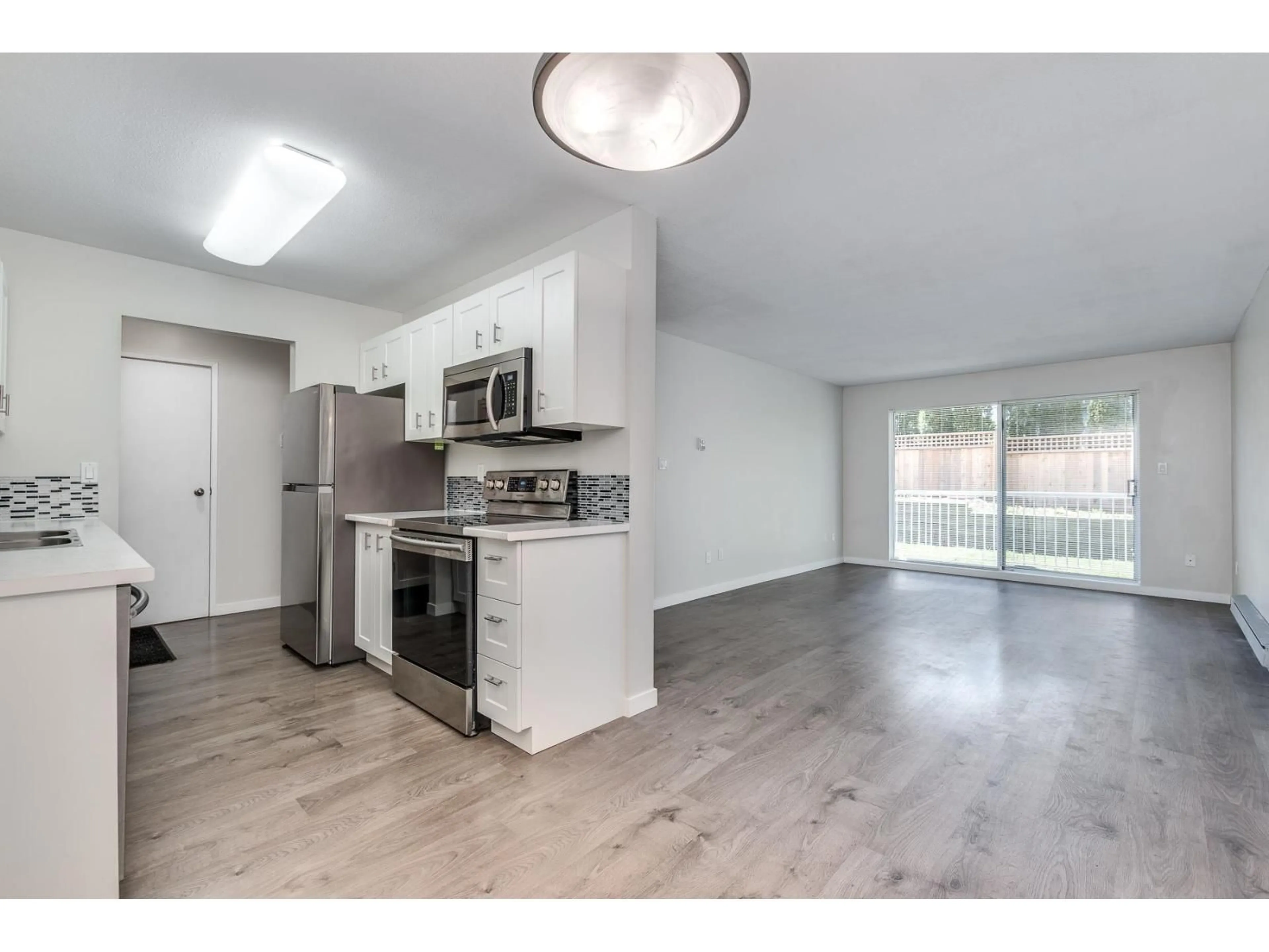 Open concept kitchen, wood/laminate floor for 105 - 2750 FULLER STREET, Abbotsford British Columbia V2S3K1