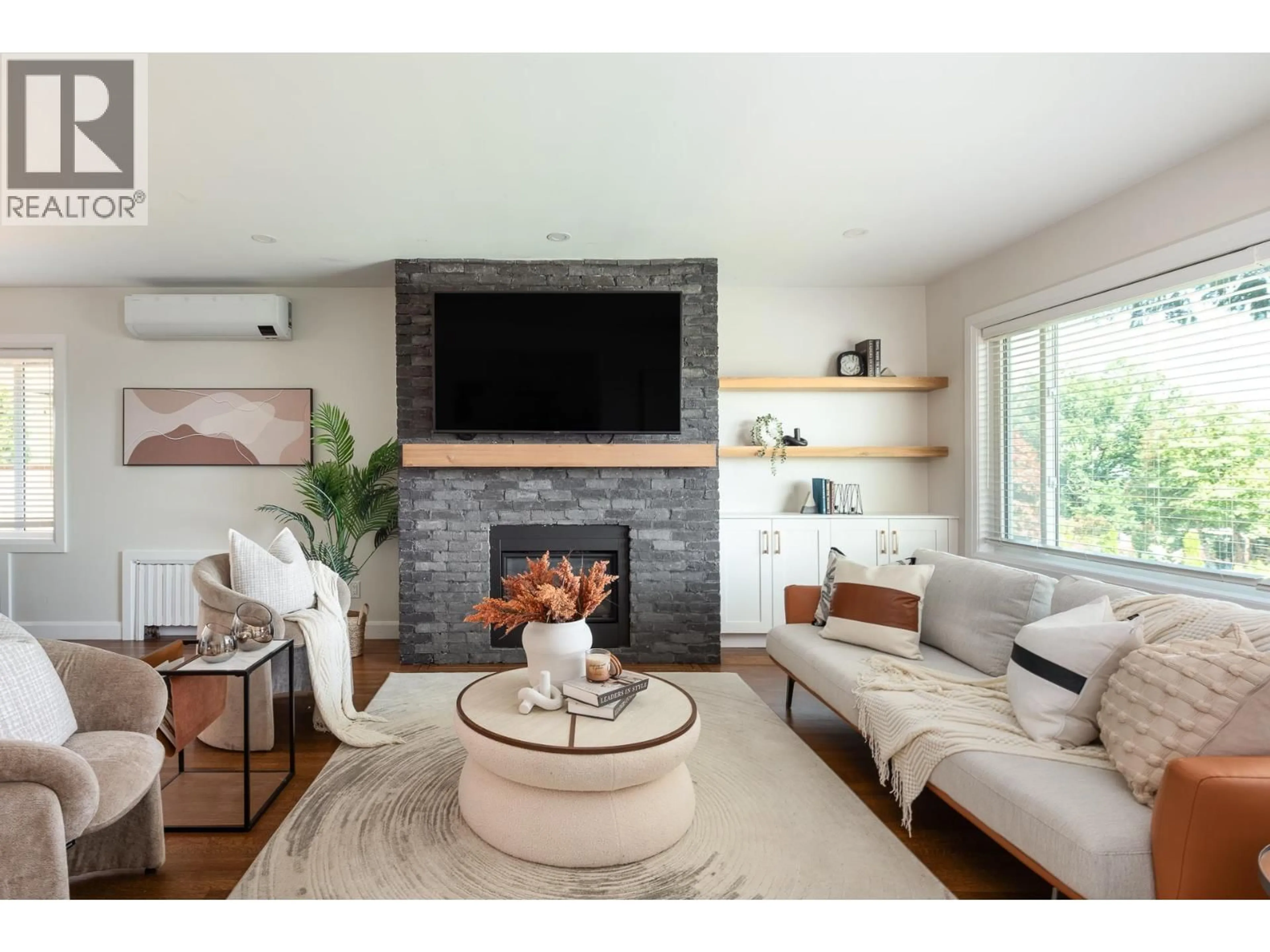 Living room with furniture, wood/laminate floor for 205 DURHAM STREET, New Westminster British Columbia V3L4J2
