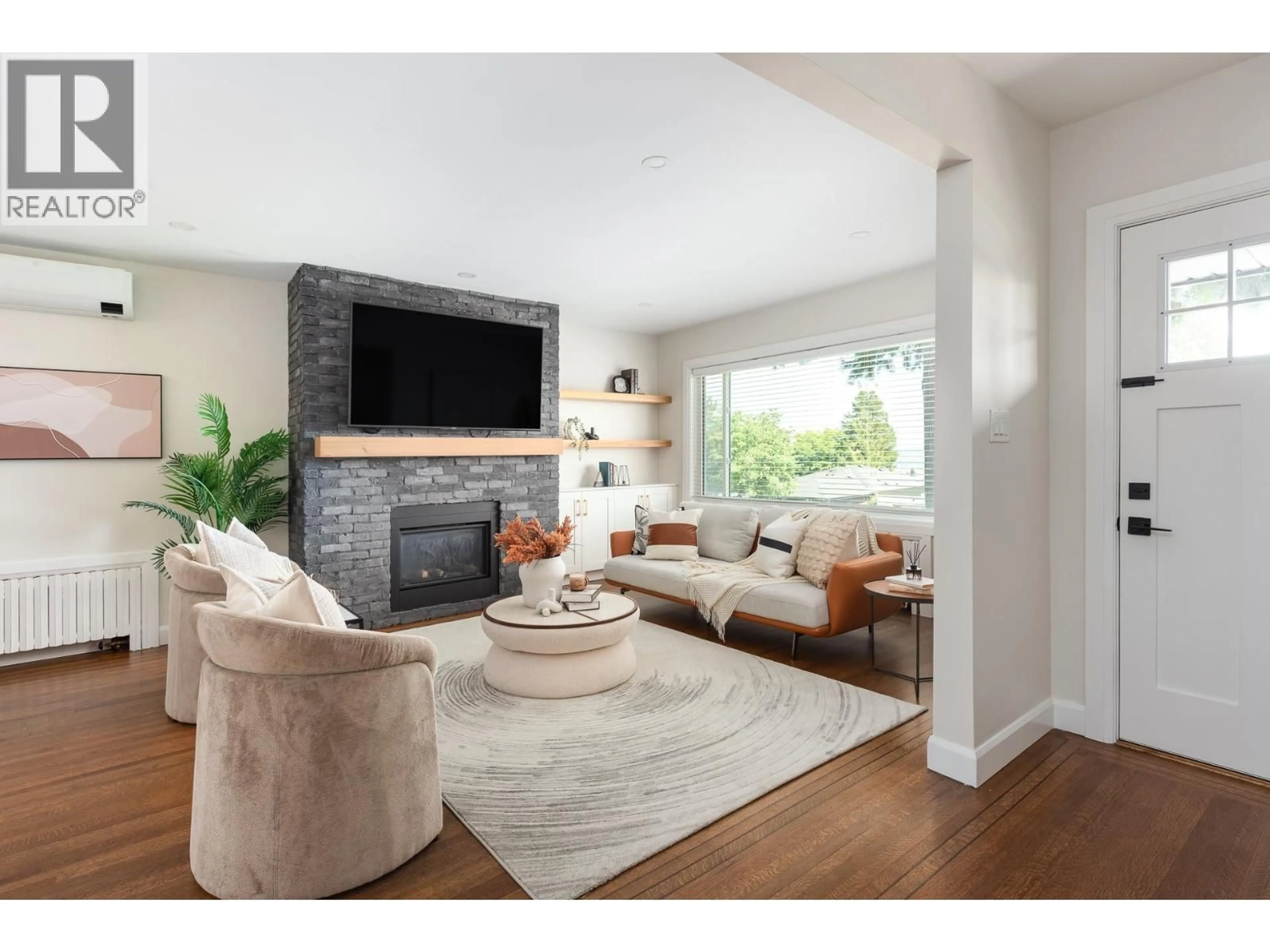 Living room with furniture, wood/laminate floor for 205 DURHAM STREET, New Westminster British Columbia V3L4J2