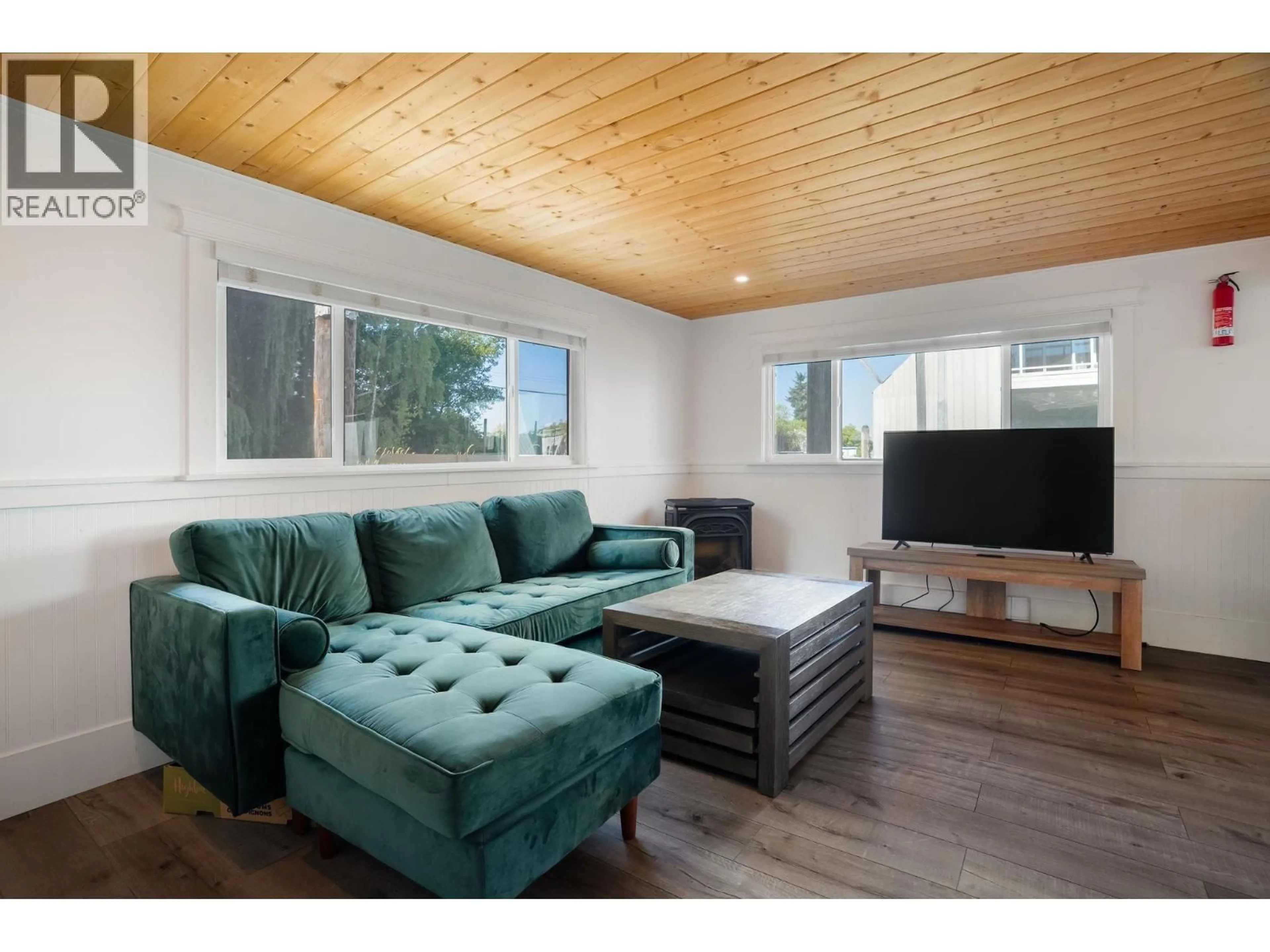 Living room with furniture, wood/laminate floor for 5 - 23080 DYKE ROAD, Richmond British Columbia V6V1E1