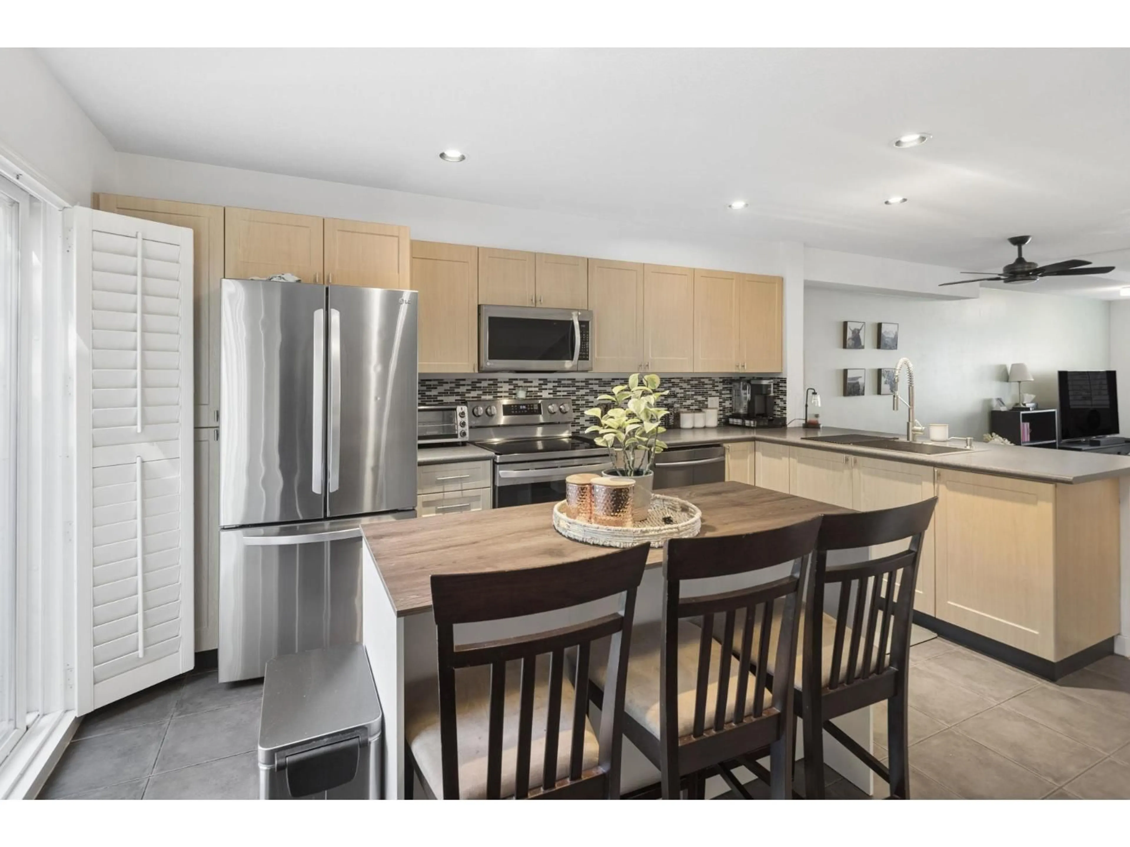 Open concept kitchen, unknown for 37 - 15168 36 AVENUE, Surrey British Columbia V3Z0Z6
