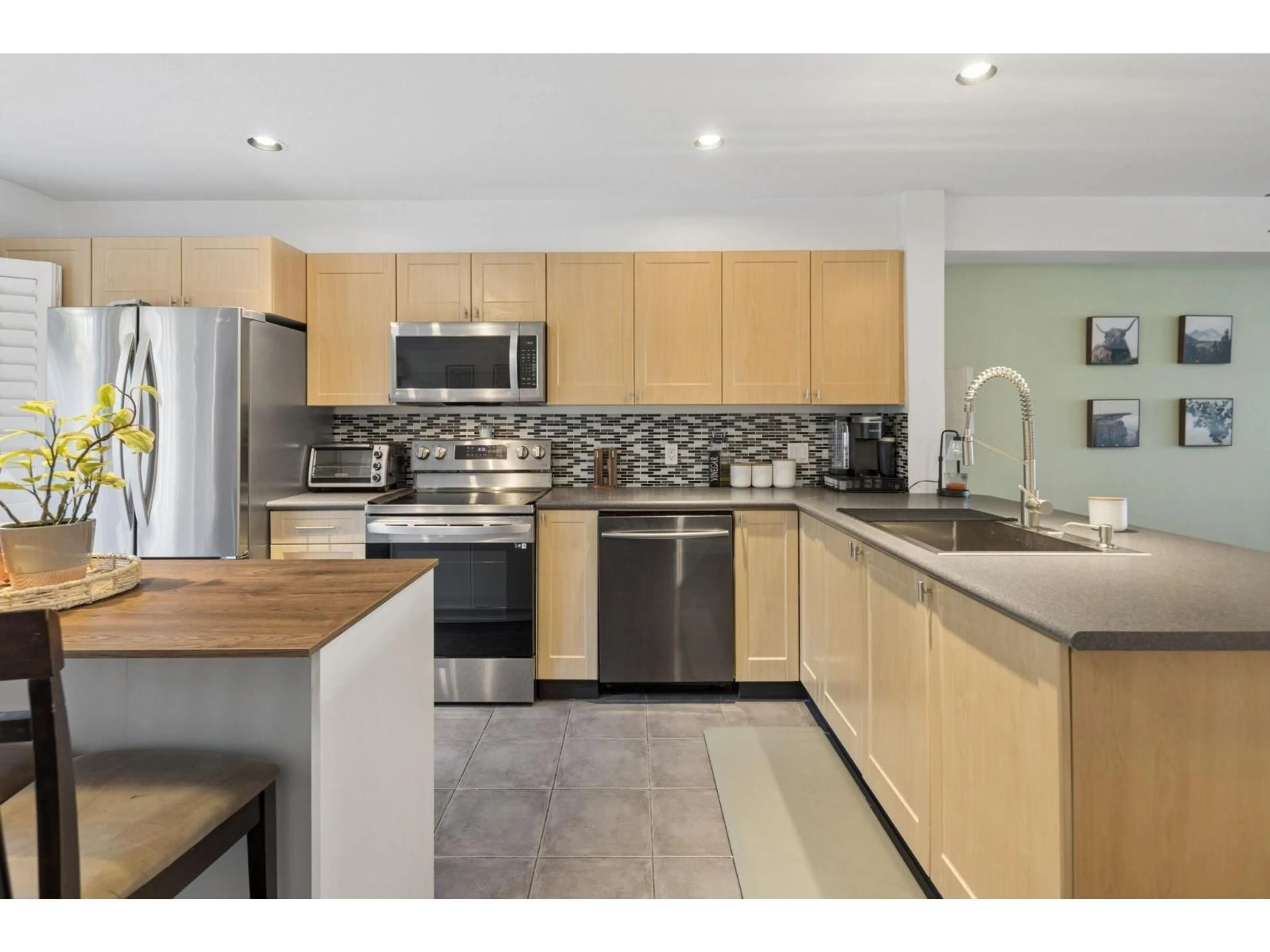 Open concept kitchen, ceramic/tile floor for 37 - 15168 36 AVENUE, Surrey British Columbia V3Z0Z6