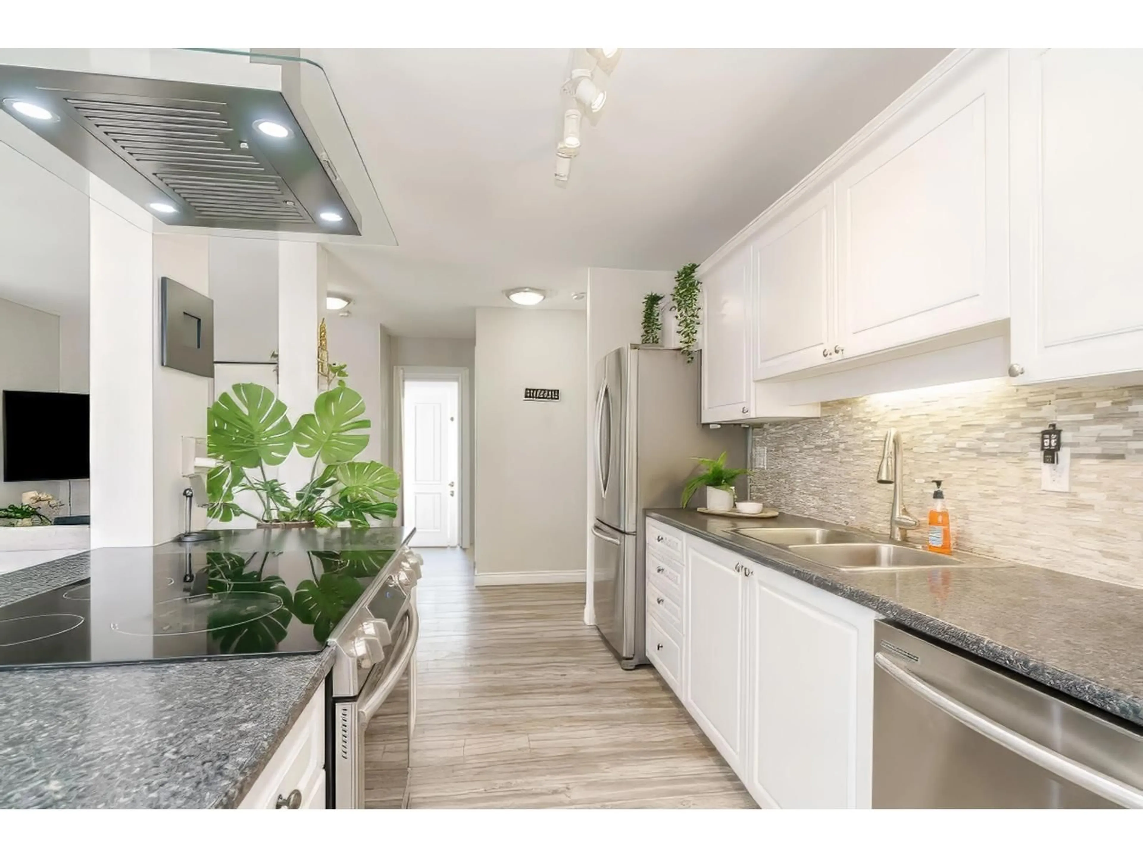 Open concept kitchen, unknown for 312 - 13771 72A AVENUE, Surrey British Columbia V3W9C6
