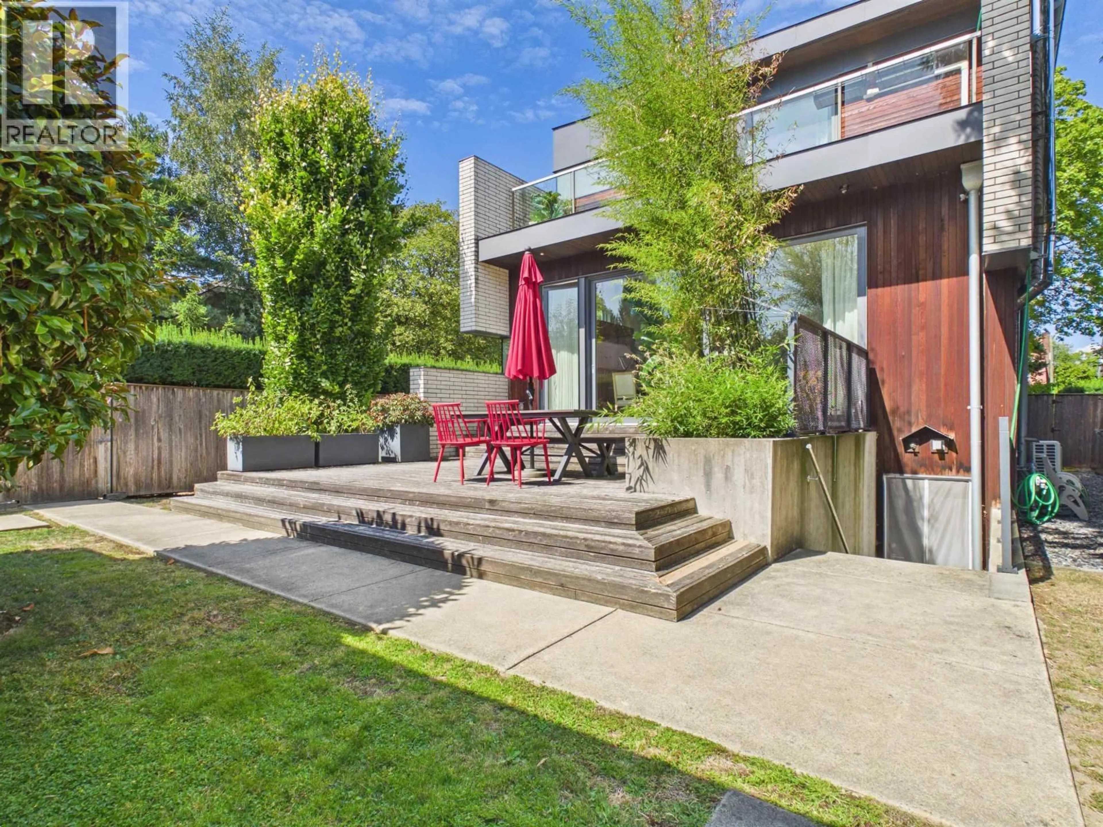 Patio, street for 2996 11TH AVENUE, Vancouver British Columbia V6K2M3