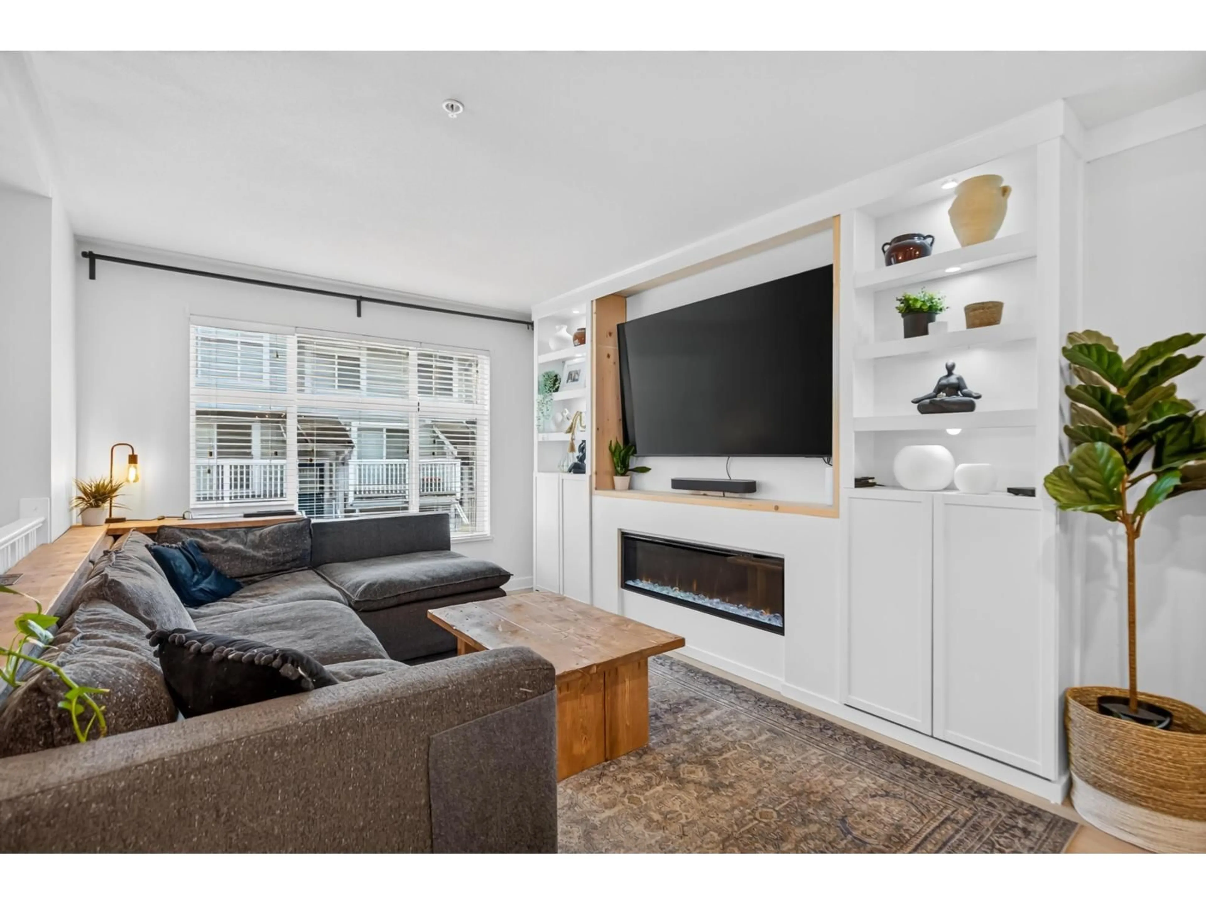 Living room with furniture, wood/laminate floor for 133 - 20033 70 AVENUE, Langley British Columbia V2Y3A2