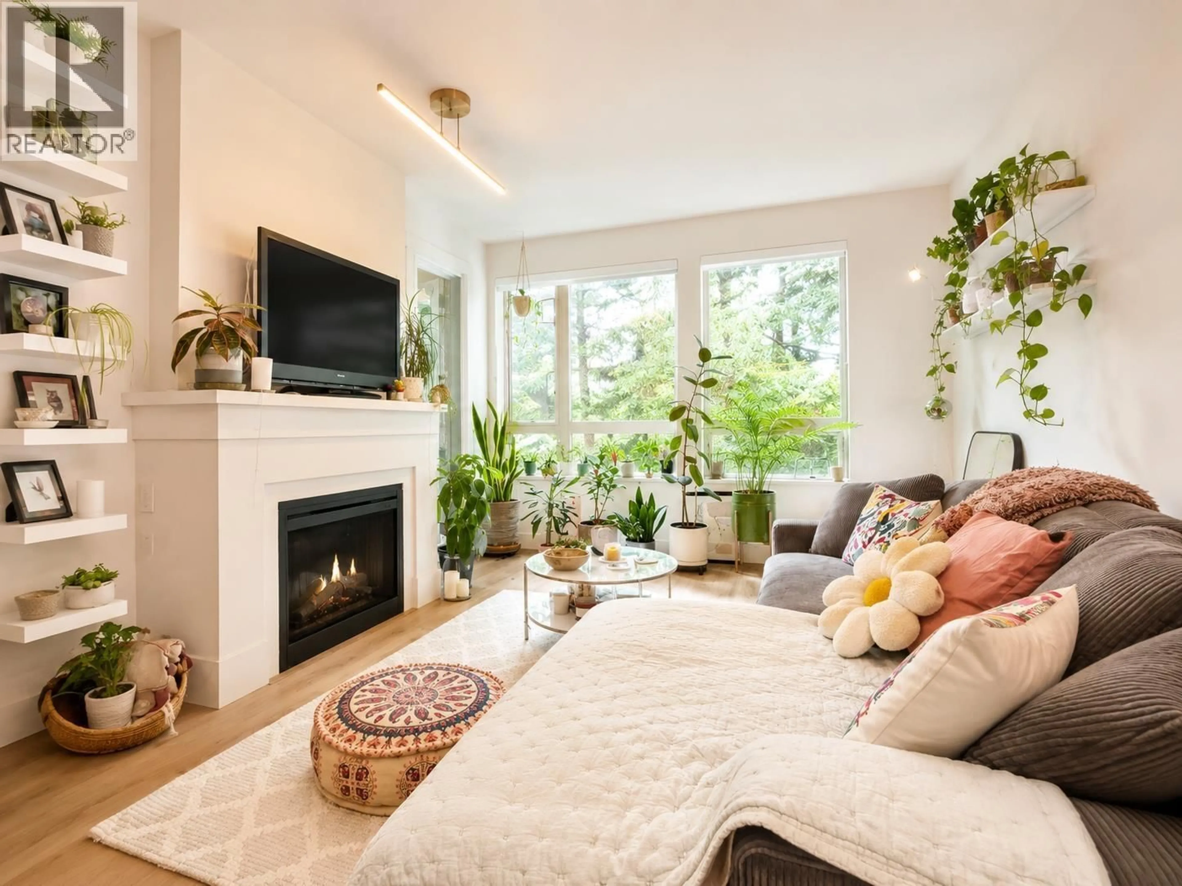 Living room with furniture, unknown for 318 - 1111 27TH STREET, North Vancouver British Columbia V7J1S3