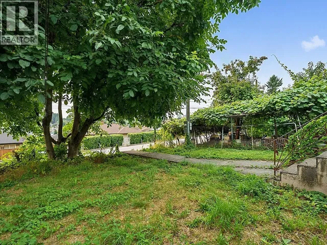 8247 10TH AVENUE, Burnaby 3