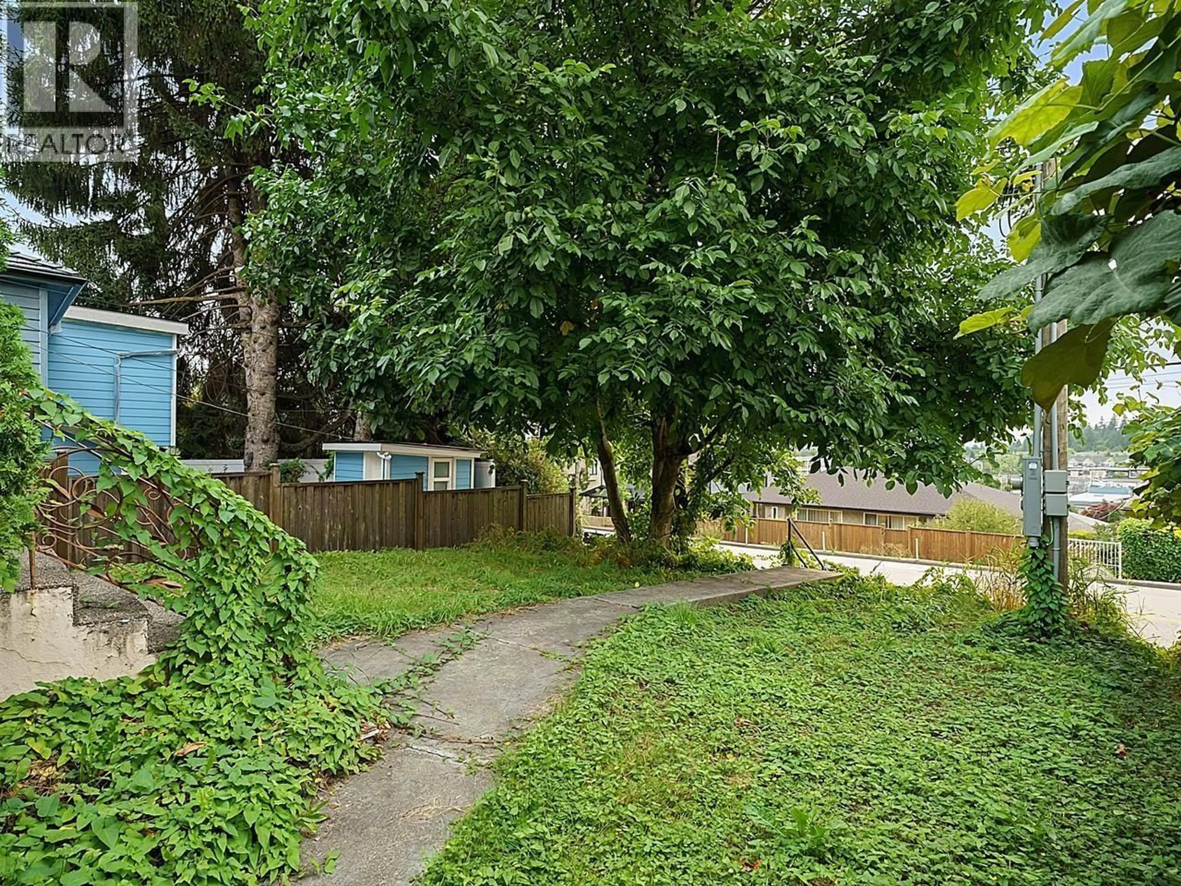 A pic from outside/outdoor area/front of a property/back of a property/a pic from drone, street for 8247 10TH AVENUE, Burnaby British Columbia V3N2S6
