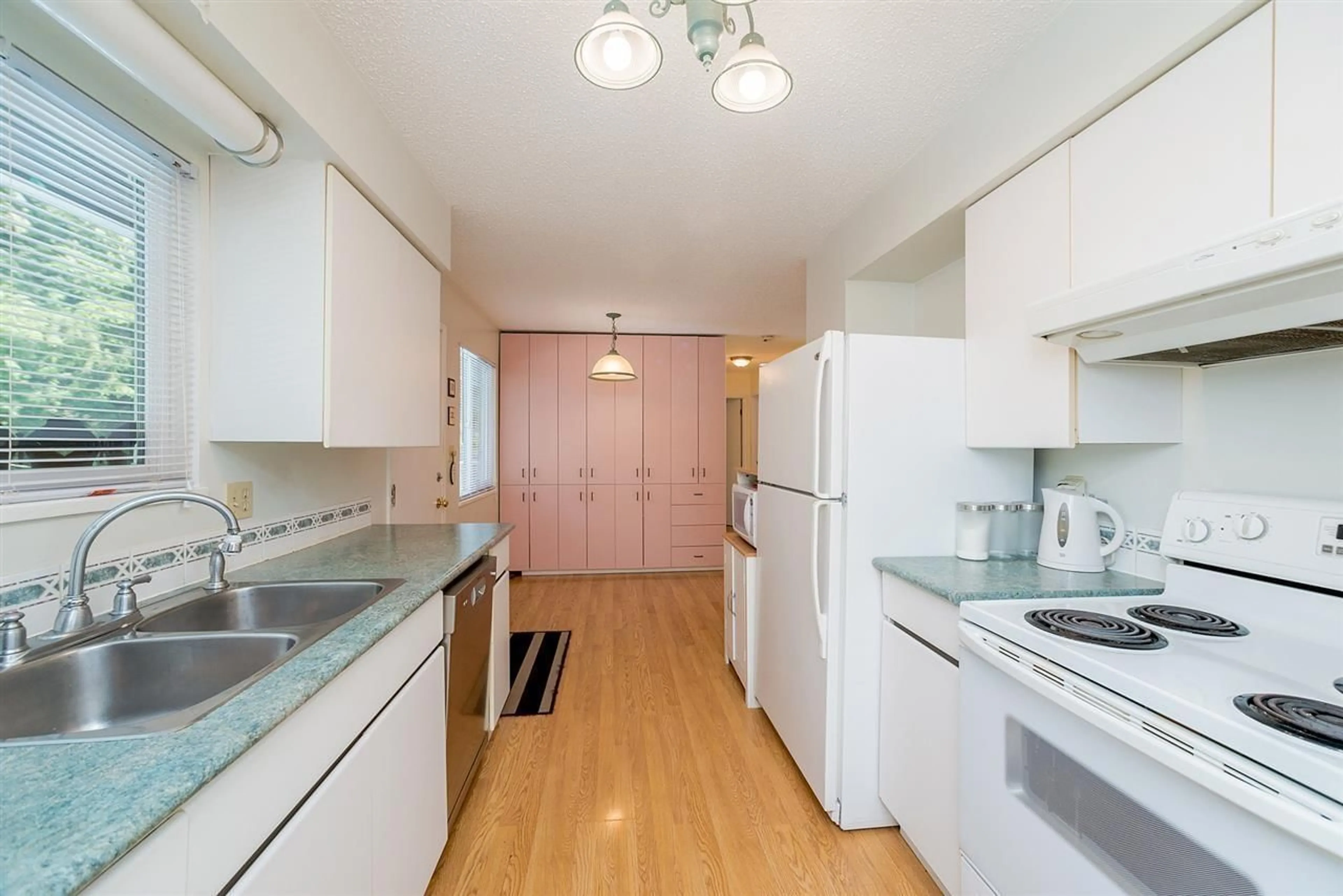 Standard kitchen, unknown for 11781 71A AVENUE, Delta British Columbia V4E1W9