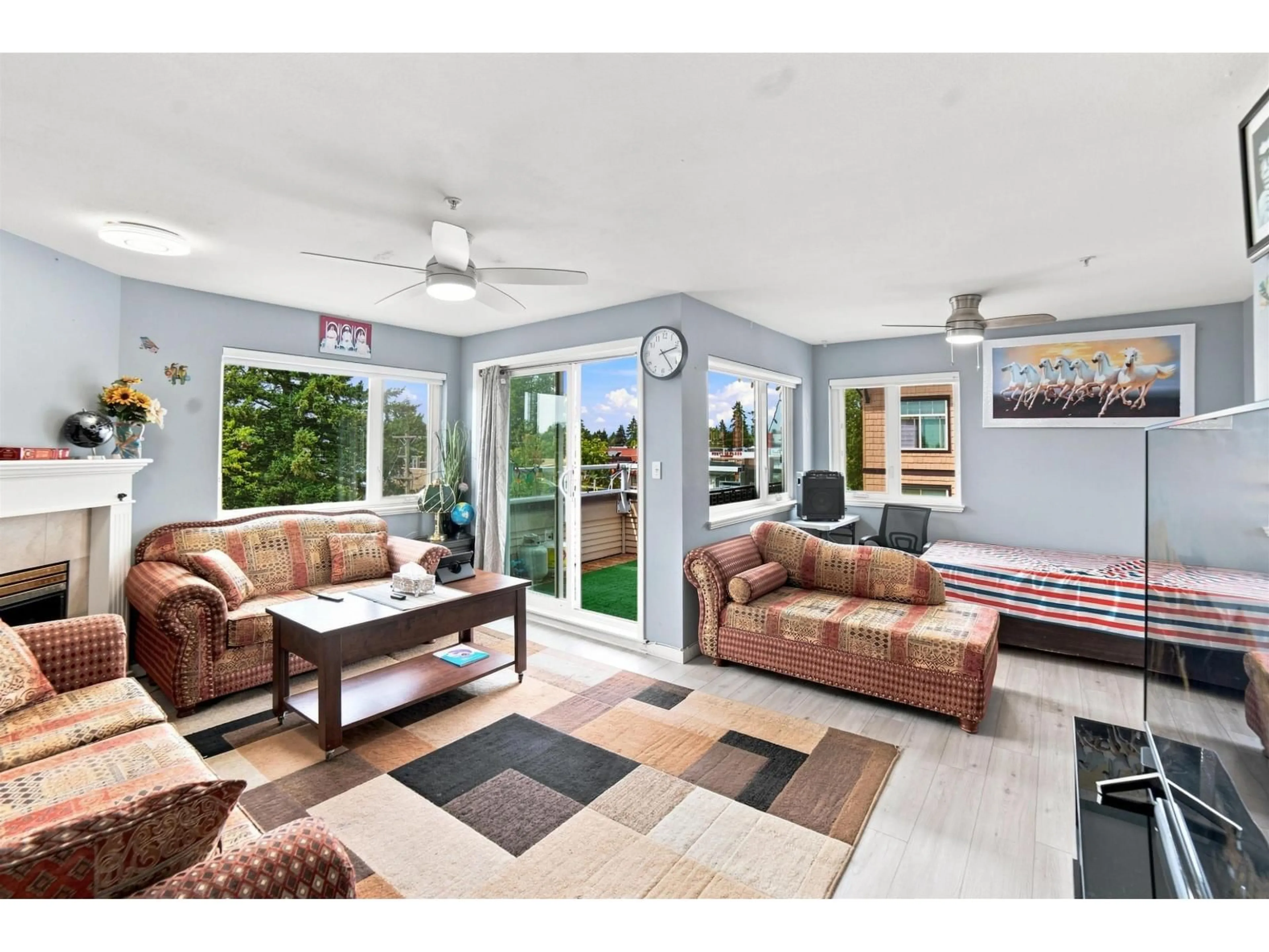 Living room with furniture, unknown for 411 - 8142 120A STREET, Surrey British Columbia V3W0N1