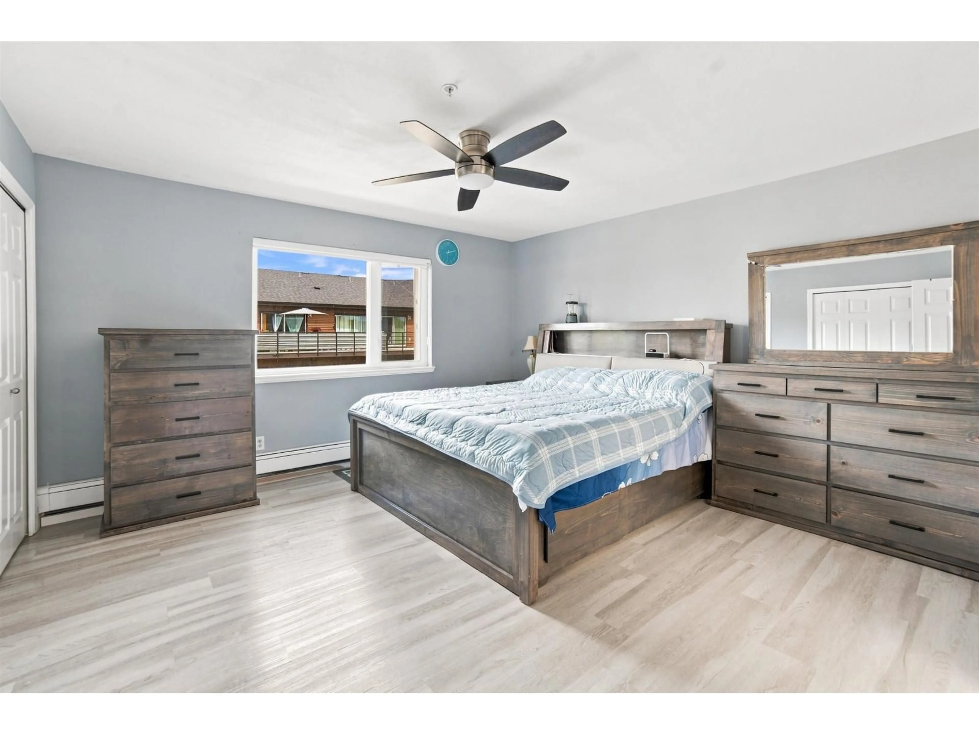 Bedroom with bed, wood/laminate floor for 411 - 8142 120A STREET, Surrey British Columbia V3W0N1