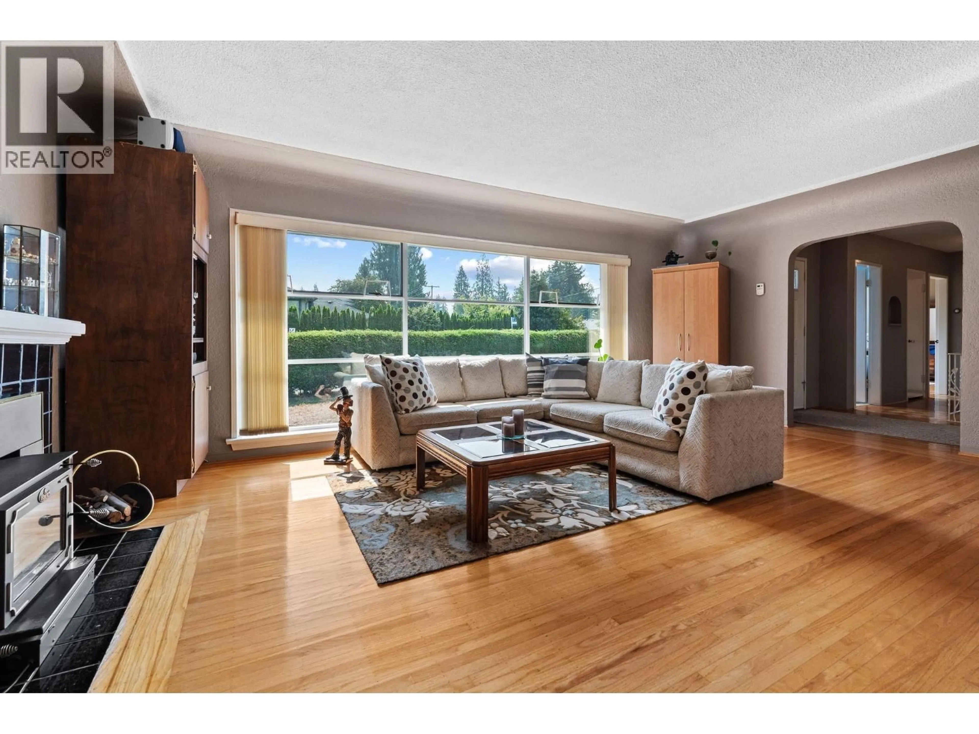 Living room with furniture, wood/laminate floor for 3455 HIGHLAND BOULEVARD, North Vancouver British Columbia V7R2Y3