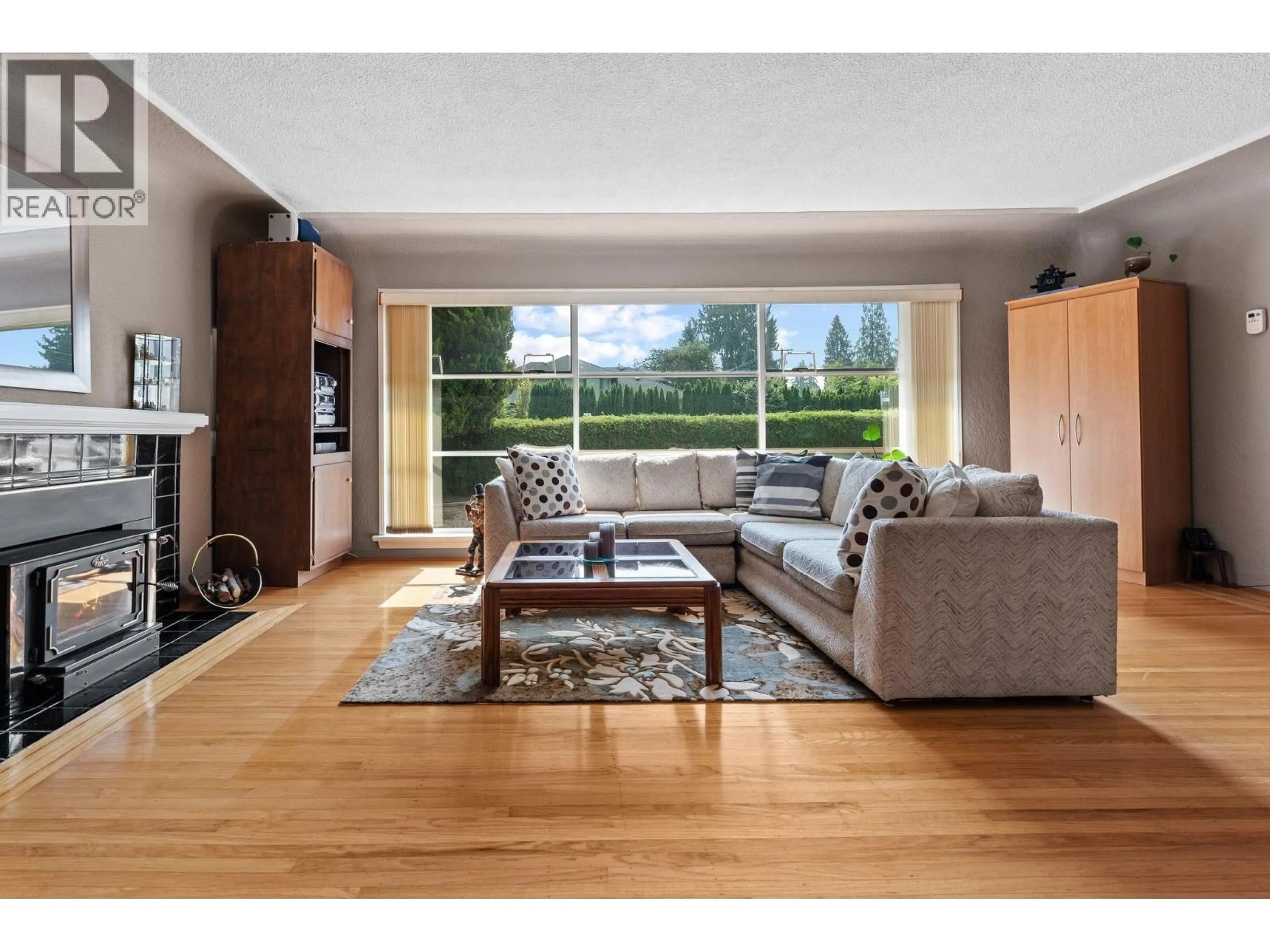 Living room with furniture, wood/laminate floor for 3455 HIGHLAND BOULEVARD, North Vancouver British Columbia V7R2Y3