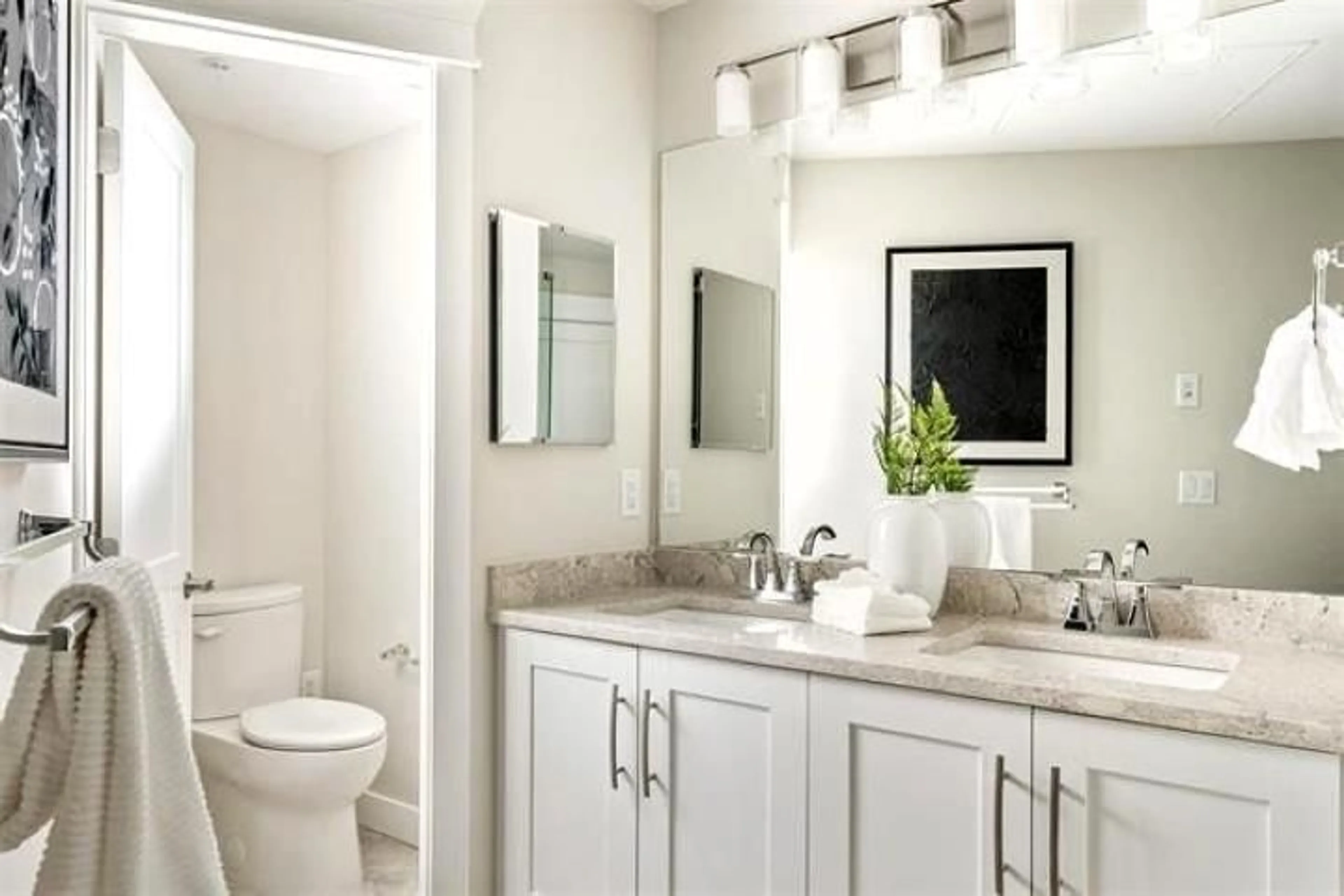 Contemporary bathroom, ceramic/tile floor for 123 - 11063 RAVINE ROAD, Surrey British Columbia V0V0V0