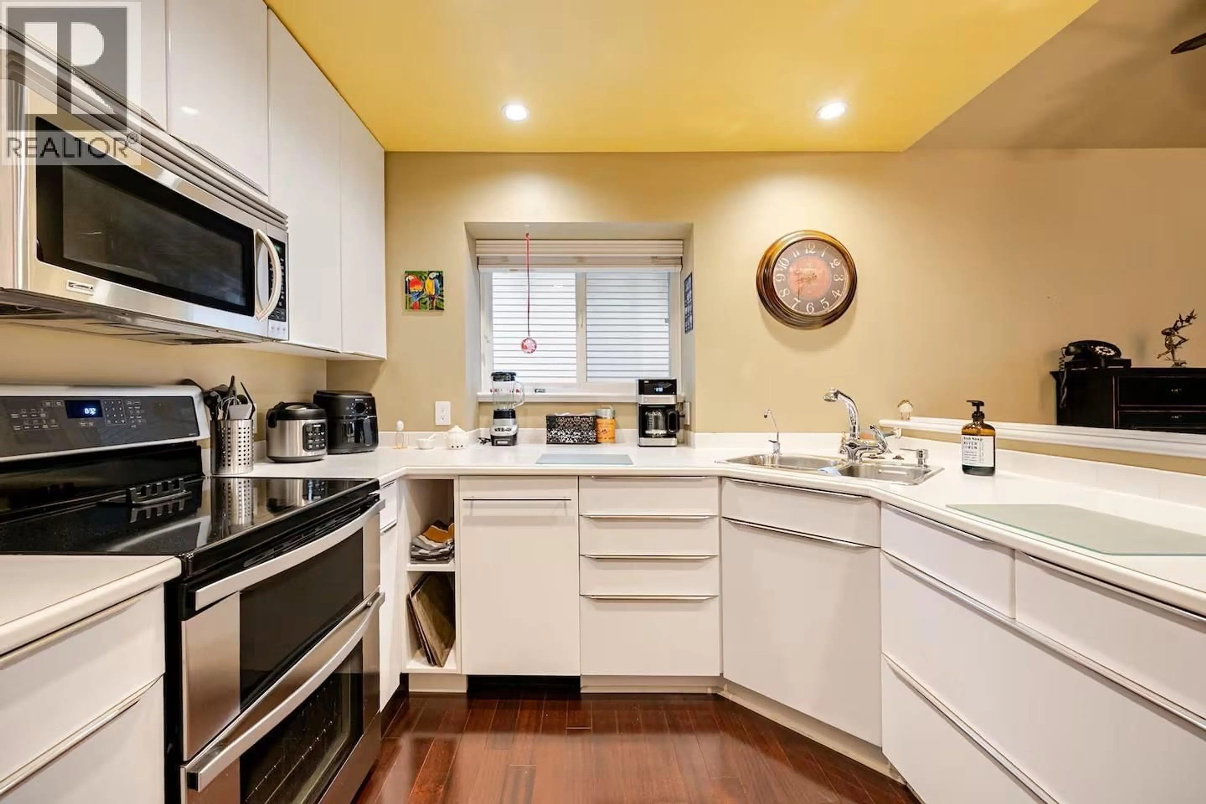 Standard kitchen, unknown for 336 26TH STREET, North Vancouver British Columbia V7N1B1