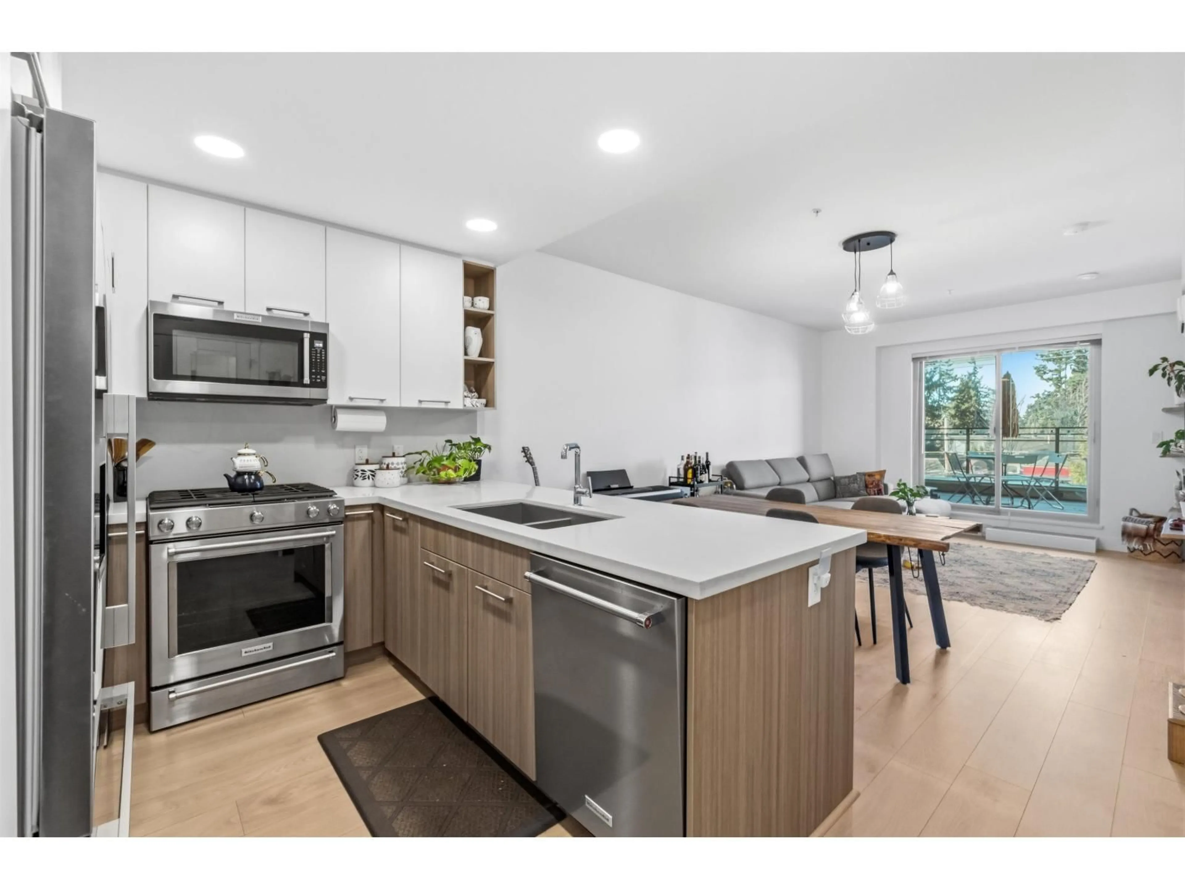 Open concept kitchen, unknown for 313 - 14022 NORTH BLUFF ROAD, White Rock British Columbia V4B0B7