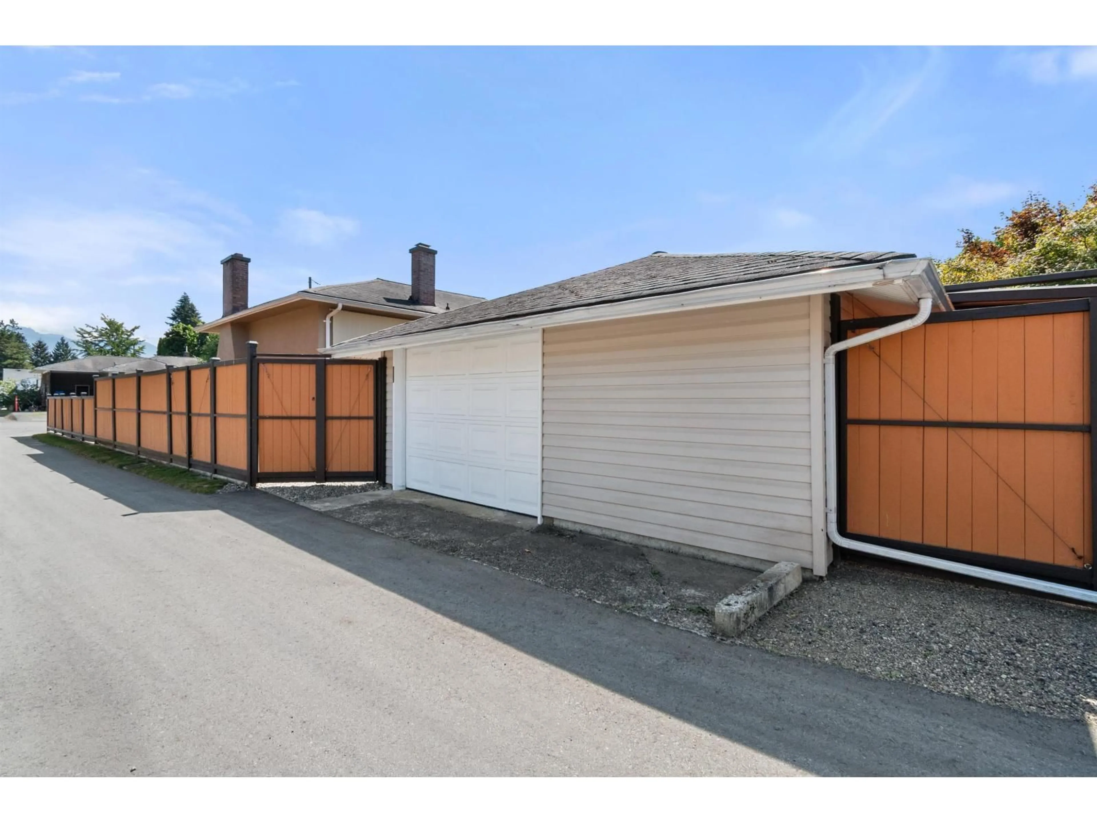 Indoor garage for 9863 CANDOW STREET, Chilliwack British Columbia V2P4K5